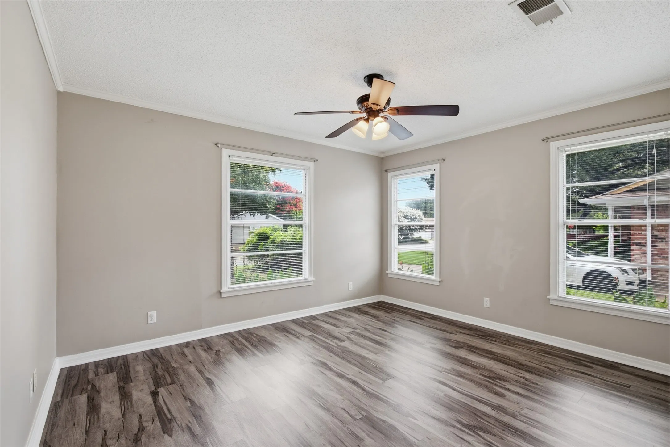 Single Family Residence For Sale in Tarrant County , 909 Keith Pumphrey Drive, River Oaks, Texas 76114, 2 Bedroom, 1 Bathroom, 1 Garage spaces, 1,177 Sqft, built in 1951, mls#21310834, Real Estate Agent in River Oaks, Homes For Sale in Tarrant county, Homes For Sale in River Oaks, Realtor in River Oaks Texas, Real Estate Brokerage Independent Realty Texas, Luminita Cordes Realtor