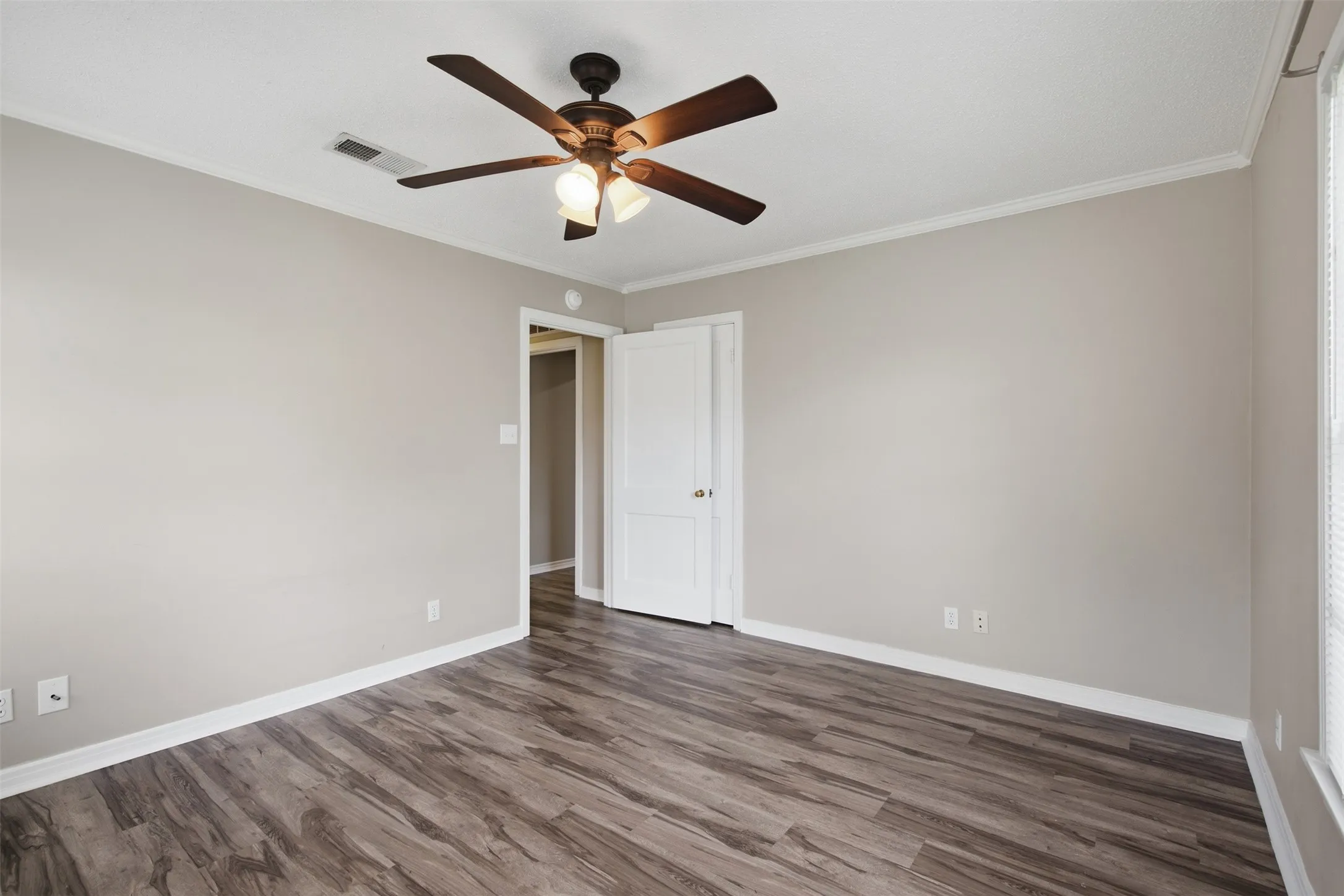 Single Family Residence For Sale in Tarrant County , 909 Keith Pumphrey Drive, River Oaks, Texas 76114, 2 Bedroom, 1 Bathroom, 1 Garage spaces, 1,177 Sqft, built in 1951, mls#21310834, Real Estate Agent in River Oaks, Homes For Sale in Tarrant county, Homes For Sale in River Oaks, Realtor in River Oaks Texas, Real Estate Brokerage Independent Realty Texas, Luminita Cordes Realtor