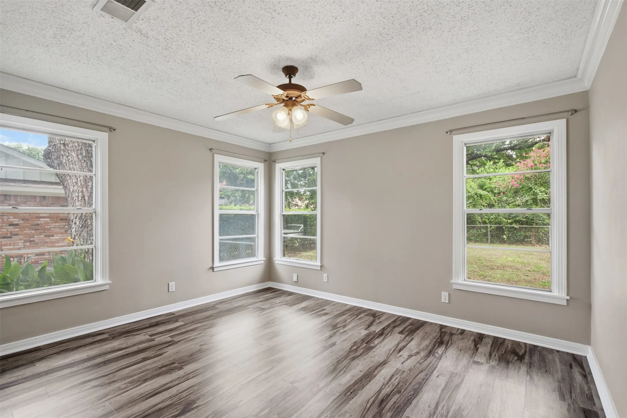 Single Family Residence For Sale in Tarrant County , 909 Keith Pumphrey Drive, River Oaks, Texas 76114, 2 Bedroom, 1 Bathroom, 1 Garage spaces, 1,177 Sqft, built in 1951, mls#21310834, Real Estate Agent in River Oaks, Homes For Sale in Tarrant county, Homes For Sale in River Oaks, Realtor in River Oaks Texas, Real Estate Brokerage Independent Realty Texas, Luminita Cordes Realtor