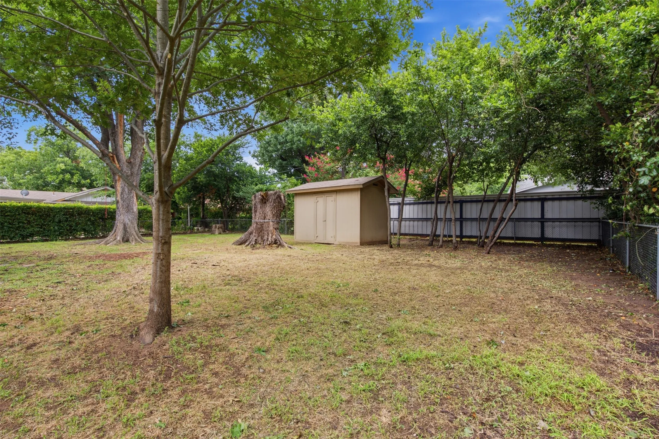 Single Family Residence For Sale in Tarrant County , 909 Keith Pumphrey Drive, River Oaks, Texas 76114, 2 Bedroom, 1 Bathroom, 1 Garage spaces, 1,177 Sqft, built in 1951, mls#21310834, Real Estate Agent in River Oaks, Homes For Sale in Tarrant county, Homes For Sale in River Oaks, Realtor in River Oaks Texas, Real Estate Brokerage Independent Realty Texas, Luminita Cordes Realtor