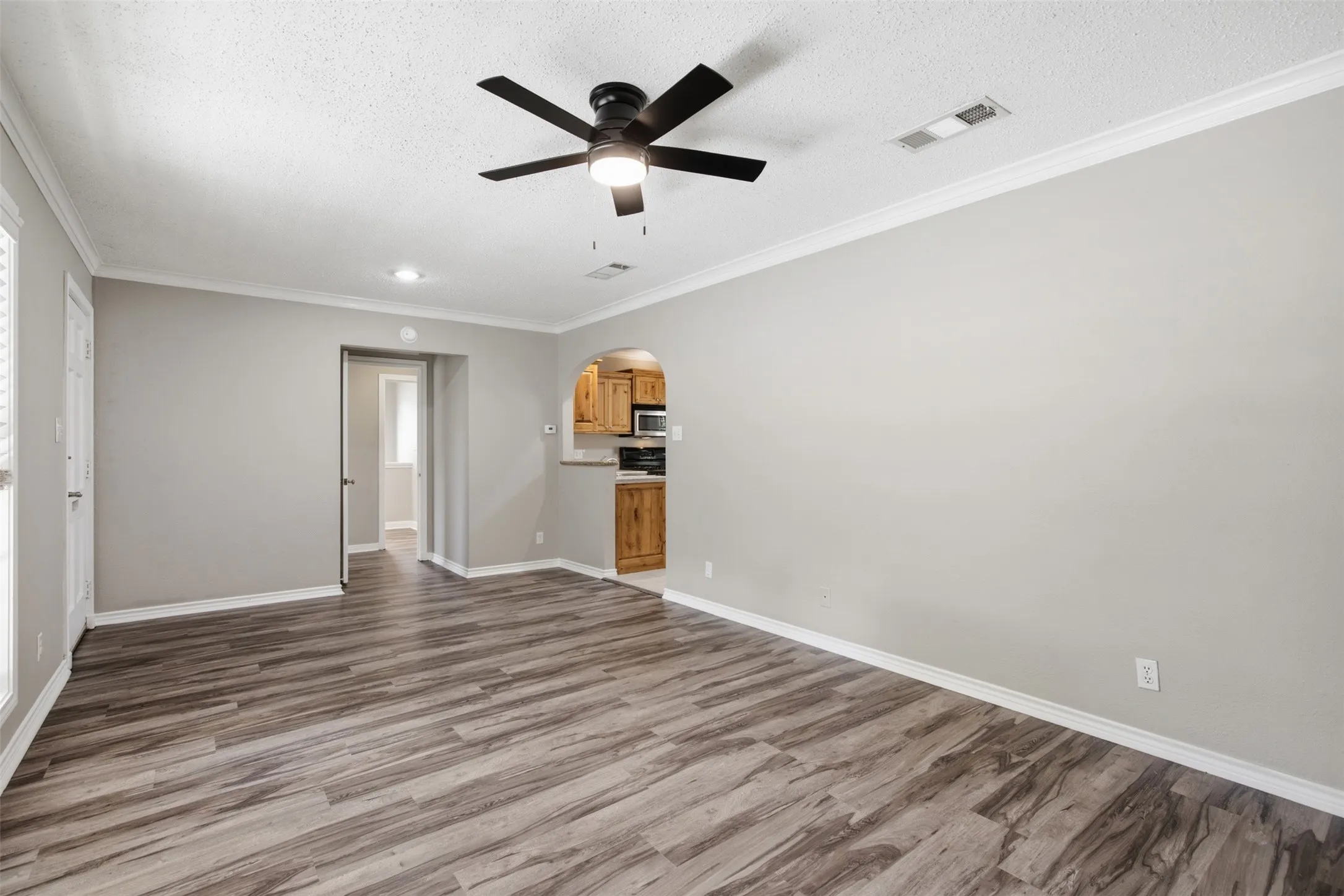 Single Family Residence For Sale in Tarrant County , 909 Keith Pumphrey Drive, River Oaks, Texas 76114, 2 Bedroom, 1 Bathroom, 1 Garage spaces, 1,177 Sqft, built in 1951, mls#21310834, Real Estate Agent in River Oaks, Homes For Sale in Tarrant county, Homes For Sale in River Oaks, Realtor in River Oaks Texas, Real Estate Brokerage Independent Realty Texas, Luminita Cordes Realtor