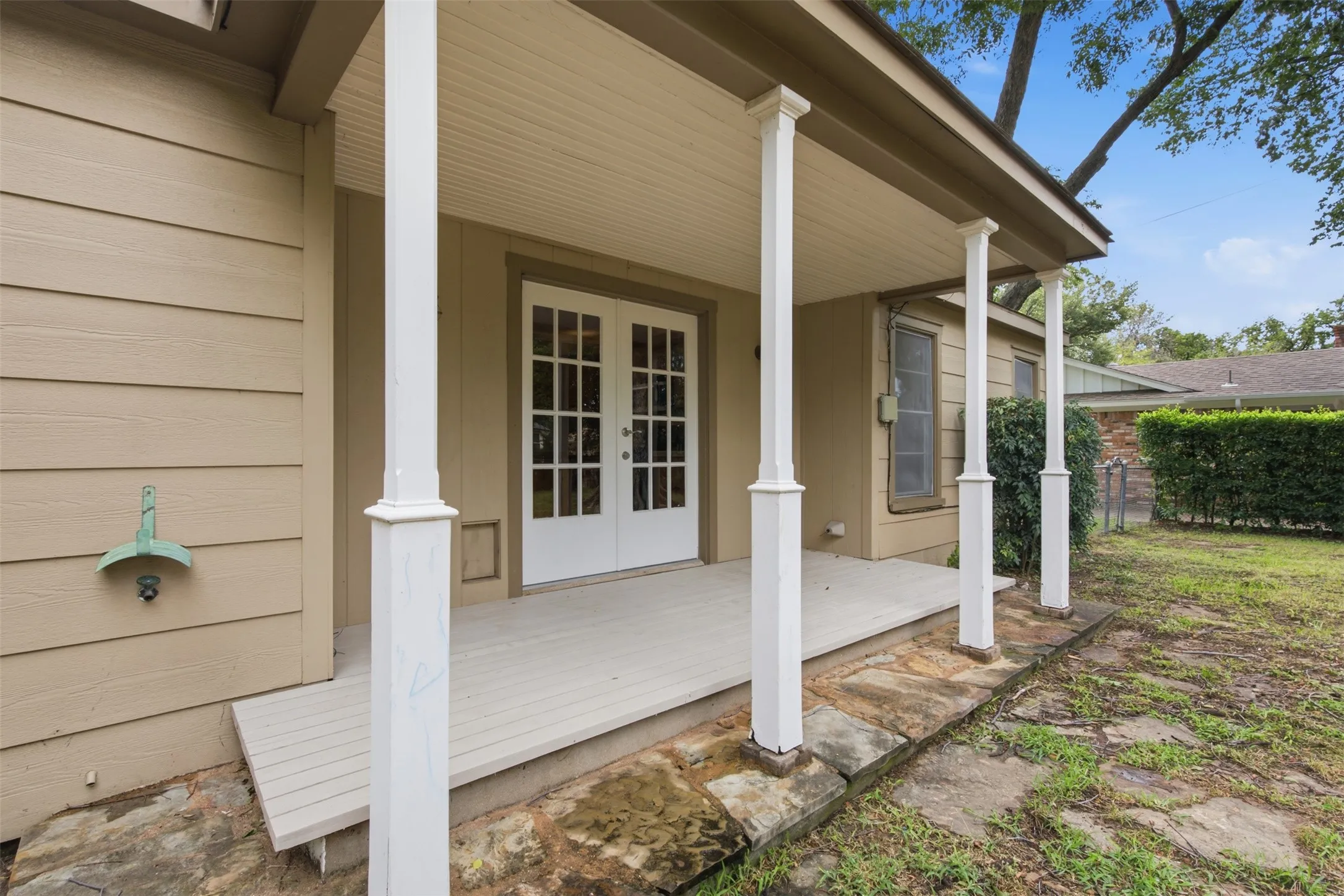 Single Family Residence For Sale in Tarrant County , 909 Keith Pumphrey Drive, River Oaks, Texas 76114, 2 Bedroom, 1 Bathroom, 1 Garage spaces, 1,177 Sqft, built in 1951, mls#21310834, Real Estate Agent in River Oaks, Homes For Sale in Tarrant county, Homes For Sale in River Oaks, Realtor in River Oaks Texas, Real Estate Brokerage Independent Realty Texas, Luminita Cordes Realtor