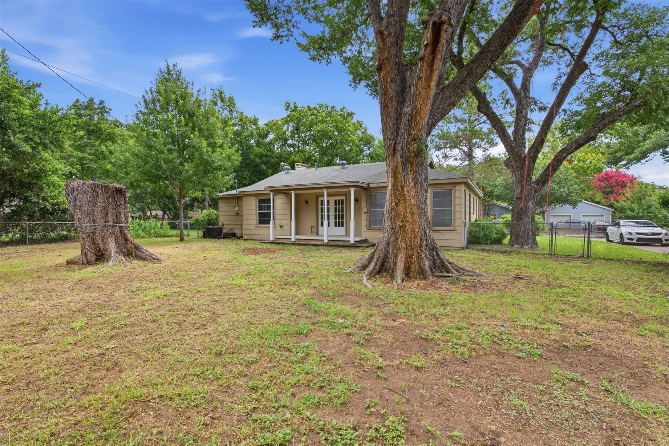 Single Family Residence For Sale in Tarrant County , 909 Keith Pumphrey Drive, River Oaks, Texas 76114, 2 Bedroom, 1 Bathroom, 1 Garage spaces, 1,177 Sqft, built in 1951, mls#21310834, Real Estate Agent in River Oaks, Homes For Sale in Tarrant county, Homes For Sale in River Oaks, Realtor in River Oaks Texas, Real Estate Brokerage Independent Realty Texas, Luminita Cordes Realtor