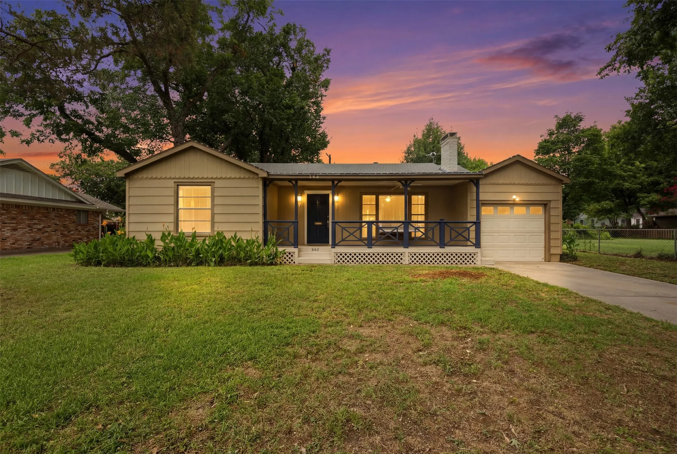 Single Family Residence For Sale in Tarrant County , 909 Keith Pumphrey Drive, River Oaks, Texas 76114, 2 Bedroom, 1 Bathroom, 1 Garage spaces, 1,177 Sqft, built in 1951, mls#21310834, Real Estate Agent in River Oaks, Homes For Sale in Tarrant county, Homes For Sale in River Oaks, Realtor in River Oaks Texas, Real Estate Brokerage Independent Realty Texas, Luminita Cordes Realtor