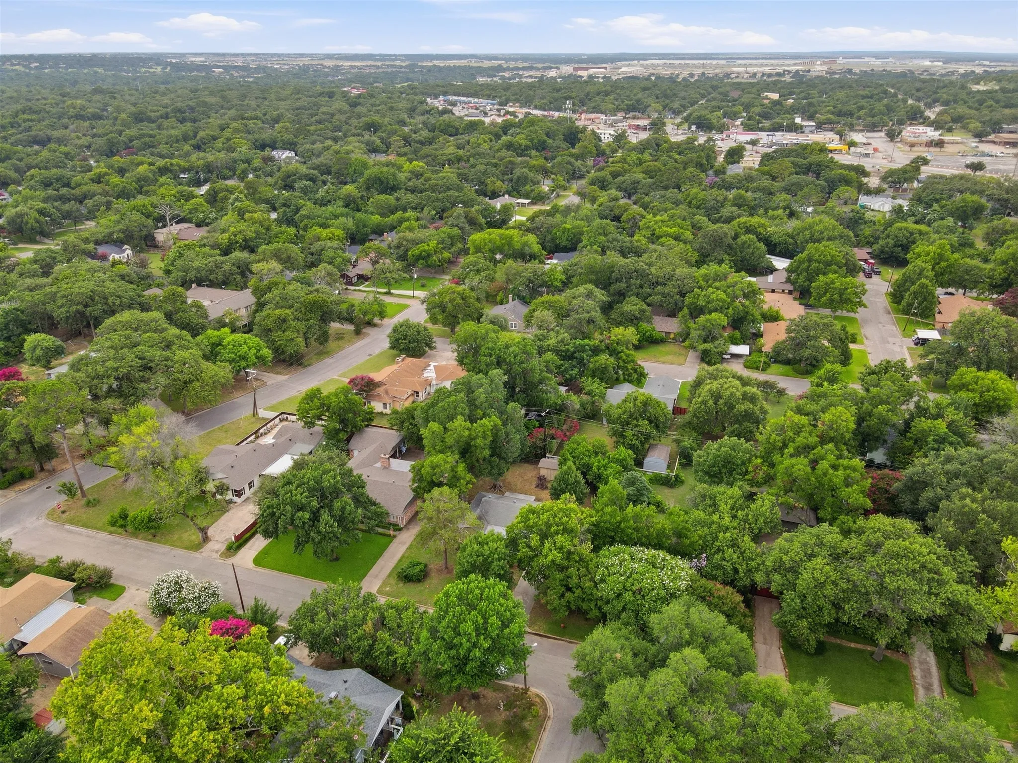 Single Family Residence For Sale in Tarrant County , 909 Keith Pumphrey Drive, River Oaks, Texas 76114, 2 Bedroom, 1 Bathroom, 1 Garage spaces, 1,177 Sqft, built in 1951, mls#21310834, Real Estate Agent in River Oaks, Homes For Sale in Tarrant county, Homes For Sale in River Oaks, Realtor in River Oaks Texas, Real Estate Brokerage Independent Realty Texas, Luminita Cordes Realtor