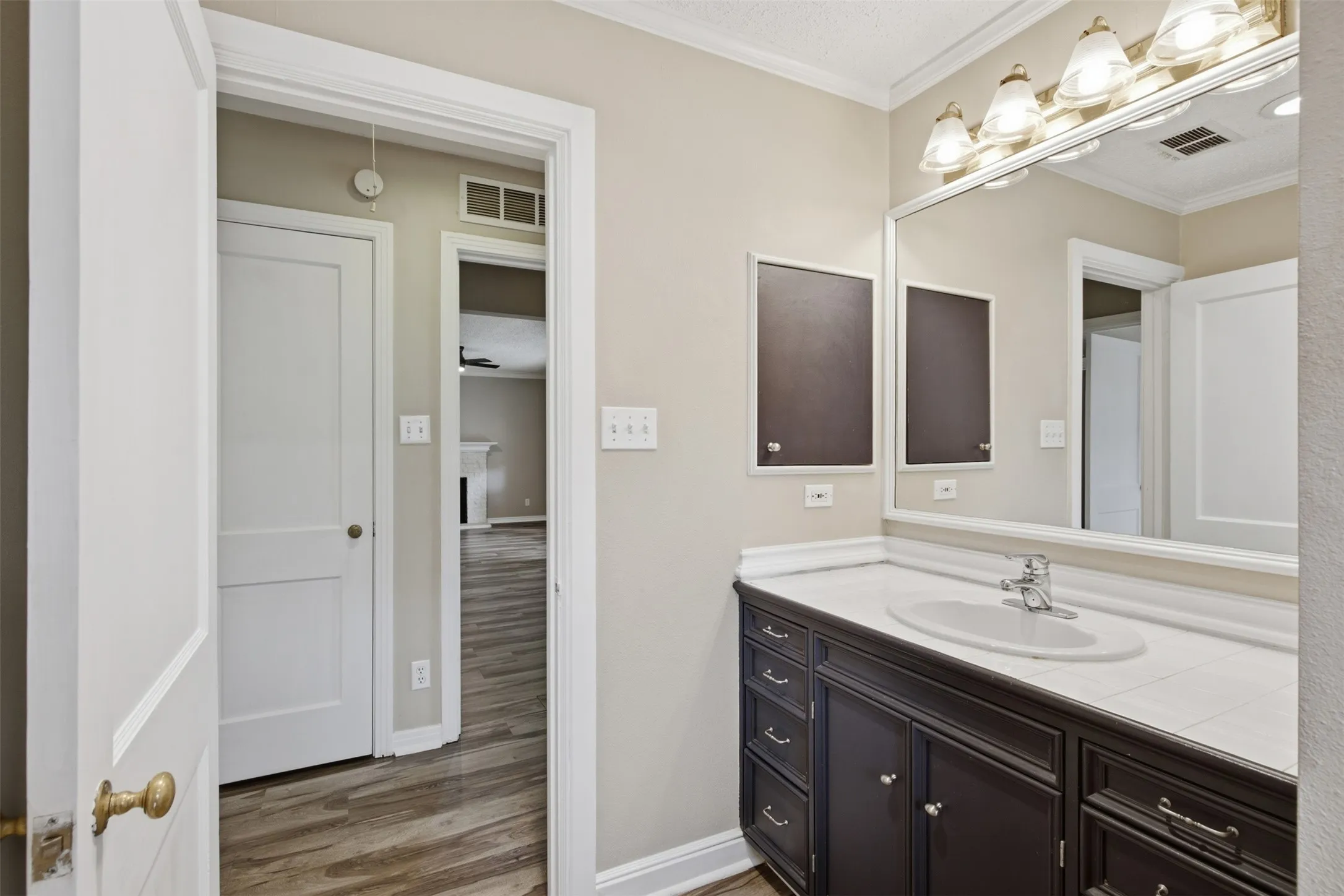 Single Family Residence For Sale in Tarrant County , 909 Keith Pumphrey Drive, River Oaks, Texas 76114, 2 Bedroom, 1 Bathroom, 1 Garage spaces, 1,177 Sqft, built in 1951, mls#21310834, Real Estate Agent in River Oaks, Homes For Sale in Tarrant county, Homes For Sale in River Oaks, Realtor in River Oaks Texas, Real Estate Brokerage Independent Realty Texas, Luminita Cordes Realtor