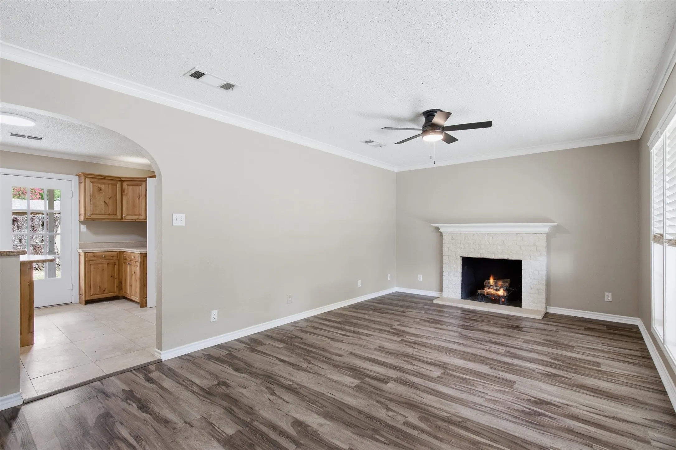 Single Family Residence For Sale in Tarrant County , 909 Keith Pumphrey Drive, River Oaks, Texas 76114, 2 Bedroom, 1 Bathroom, 1 Garage spaces, 1,177 Sqft, built in 1951, mls#21310834, Real Estate Agent in River Oaks, Homes For Sale in Tarrant county, Homes For Sale in River Oaks, Realtor in River Oaks Texas, Real Estate Brokerage Independent Realty Texas, Luminita Cordes Realtor