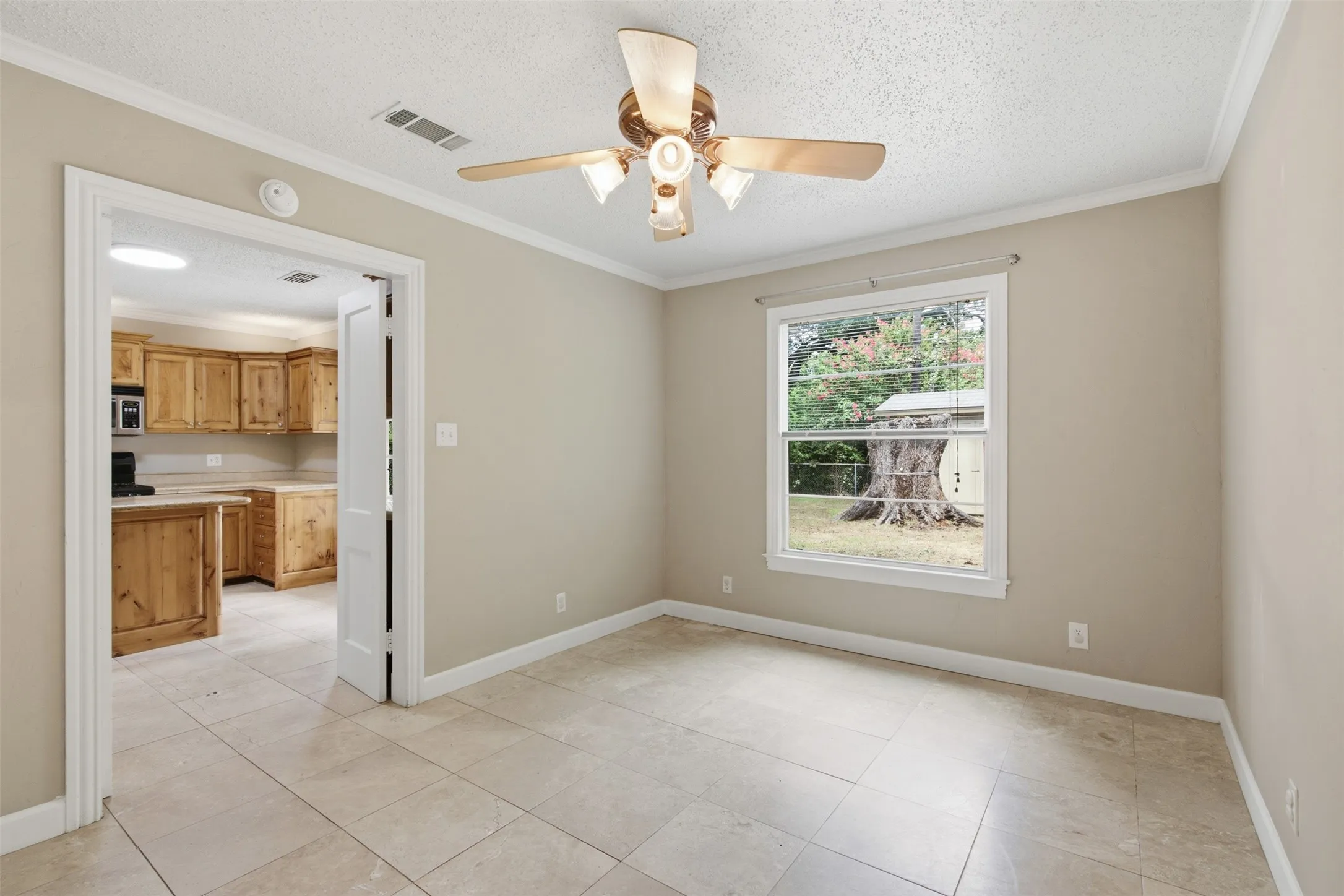 Single Family Residence For Sale in Tarrant County , 909 Keith Pumphrey Drive, River Oaks, Texas 76114, 2 Bedroom, 1 Bathroom, 1 Garage spaces, 1,177 Sqft, built in 1951, mls#21310834, Real Estate Agent in River Oaks, Homes For Sale in Tarrant county, Homes For Sale in River Oaks, Realtor in River Oaks Texas, Real Estate Brokerage Independent Realty Texas, Luminita Cordes Realtor