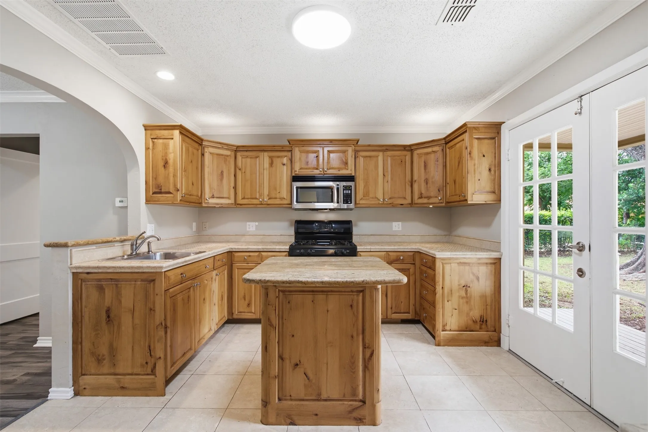 Single Family Residence For Sale in Tarrant County , 909 Keith Pumphrey Drive, River Oaks, Texas 76114, 2 Bedroom, 1 Bathroom, 1 Garage spaces, 1,177 Sqft, built in 1951, mls#21310834, Real Estate Agent in River Oaks, Homes For Sale in Tarrant county, Homes For Sale in River Oaks, Realtor in River Oaks Texas, Real Estate Brokerage Independent Realty Texas, Luminita Cordes Realtor