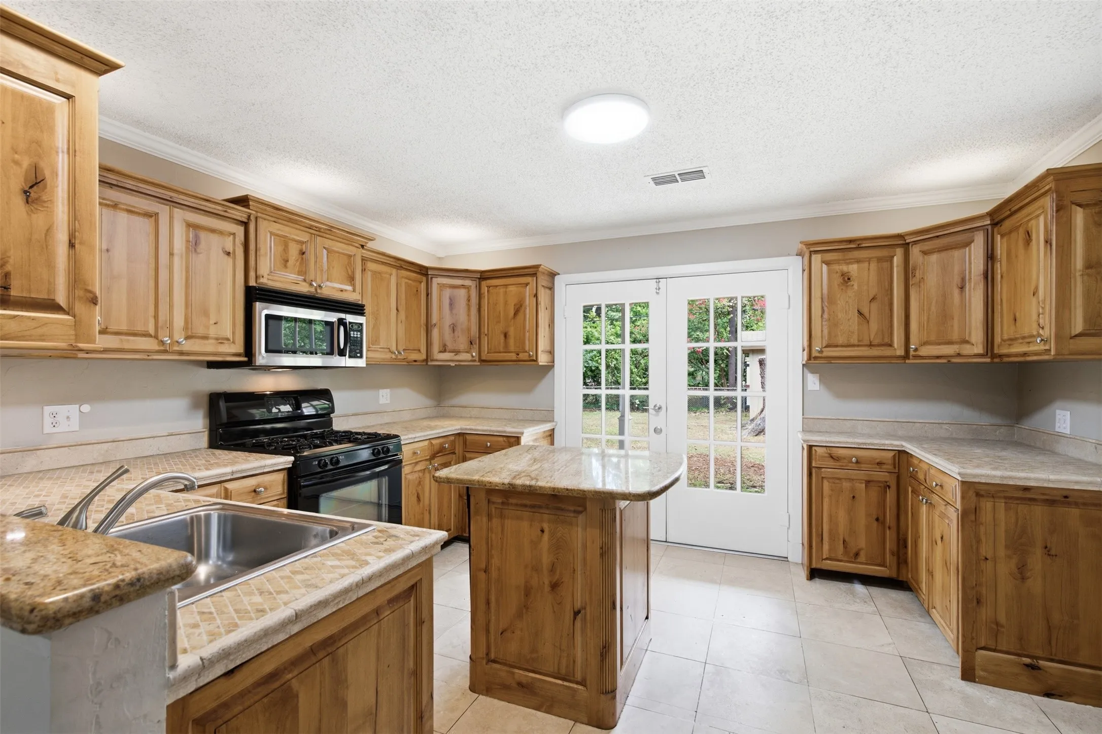 Single Family Residence For Sale in Tarrant County , 909 Keith Pumphrey Drive, River Oaks, Texas 76114, 2 Bedroom, 1 Bathroom, 1 Garage spaces, 1,177 Sqft, built in 1951, mls#21310834, Real Estate Agent in River Oaks, Homes For Sale in Tarrant county, Homes For Sale in River Oaks, Realtor in River Oaks Texas, Real Estate Brokerage Independent Realty Texas, Luminita Cordes Realtor