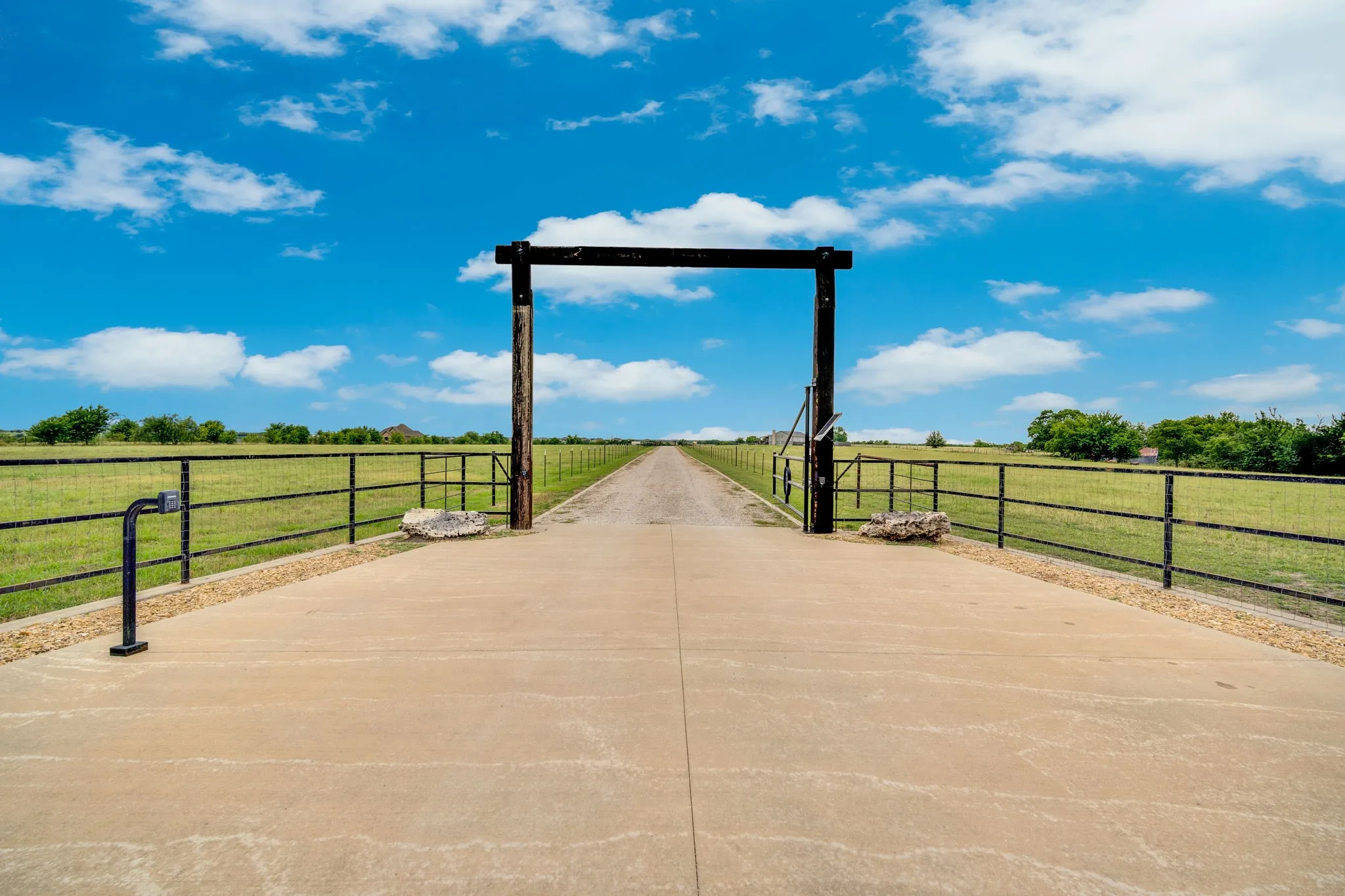 Single Family Residence For Sale in Ellis County , 930 Pigg Road, Waxahachie, Texas 75165, 3 Bedroom, 4 Bathroom, 3 Garage spaces, 3,200 Sqft, built in 2020, mls#21312531, Real Estate Agent in Waxahachie, Homes For Sale in Ellis county, Homes For Sale in Waxahachie, Realtor in Waxahachie Texas, Real Estate Brokerage Independent Realty Texas, Luminita Cordes Realtor