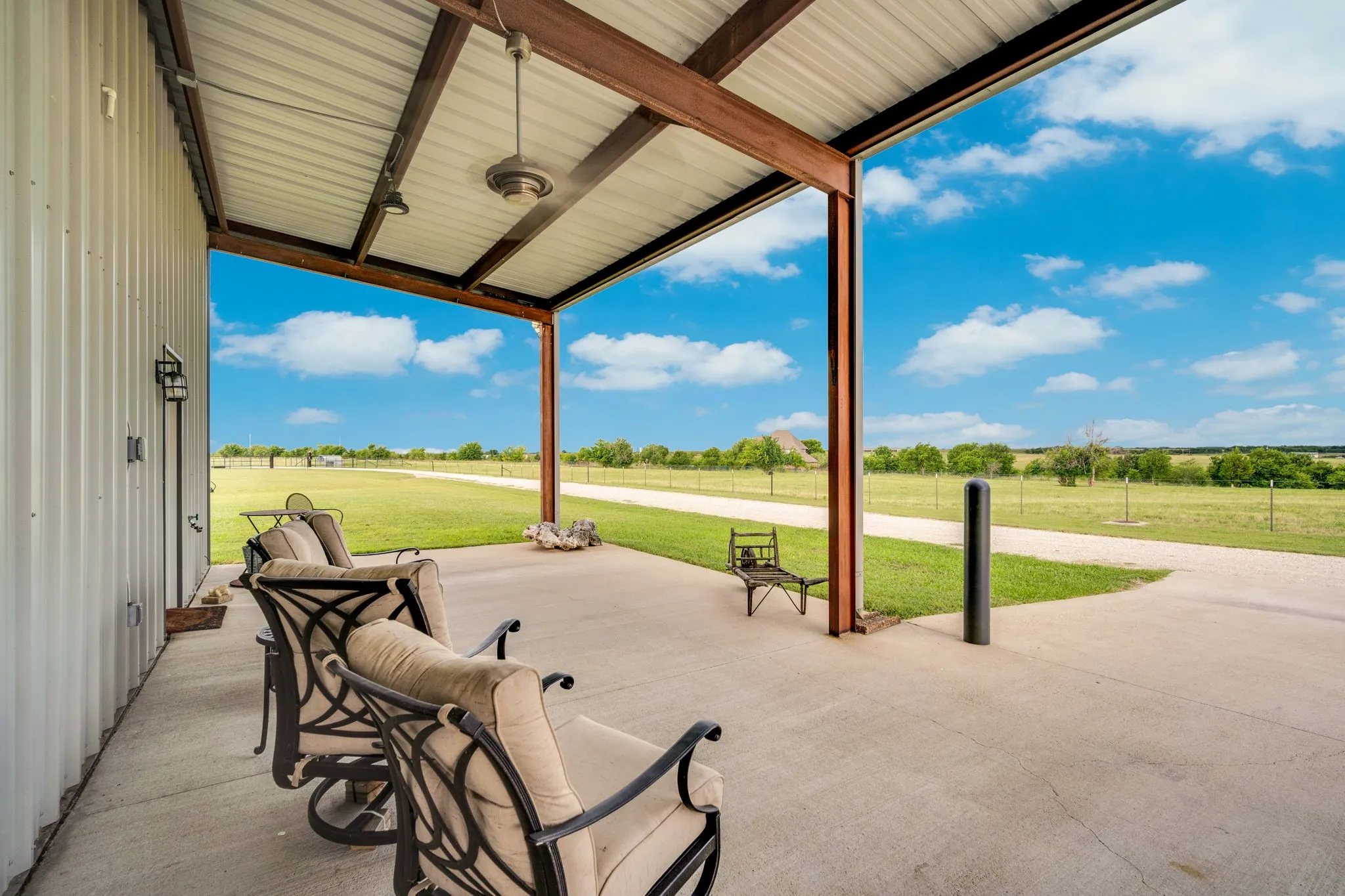 Single Family Residence For Sale in Ellis County , 930 Pigg Road, Waxahachie, Texas 75165, 3 Bedroom, 4 Bathroom, 3 Garage spaces, 3,200 Sqft, built in 2020, mls#21312531, Real Estate Agent in Waxahachie, Homes For Sale in Ellis county, Homes For Sale in Waxahachie, Realtor in Waxahachie Texas, Real Estate Brokerage Independent Realty Texas, Luminita Cordes Realtor
