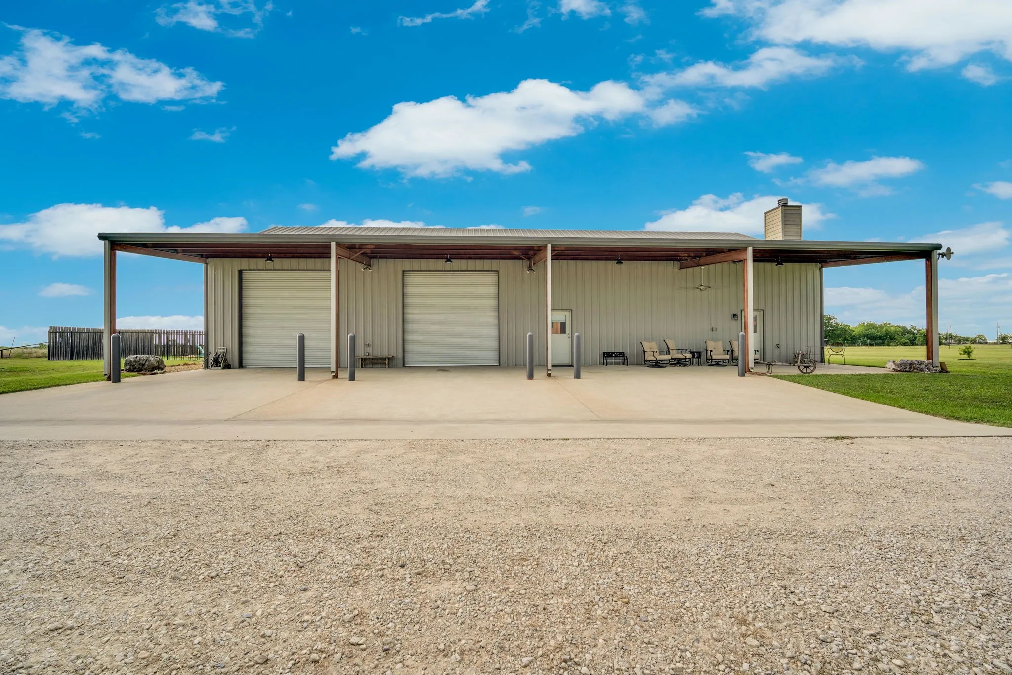 Single Family Residence For Sale in Ellis County , 930 Pigg Road, Waxahachie, Texas 75165, 3 Bedroom, 4 Bathroom, 3 Garage spaces, 3,200 Sqft, built in 2020, mls#21312531, Real Estate Agent in Waxahachie, Homes For Sale in Ellis county, Homes For Sale in Waxahachie, Realtor in Waxahachie Texas, Real Estate Brokerage Independent Realty Texas, Luminita Cordes Realtor