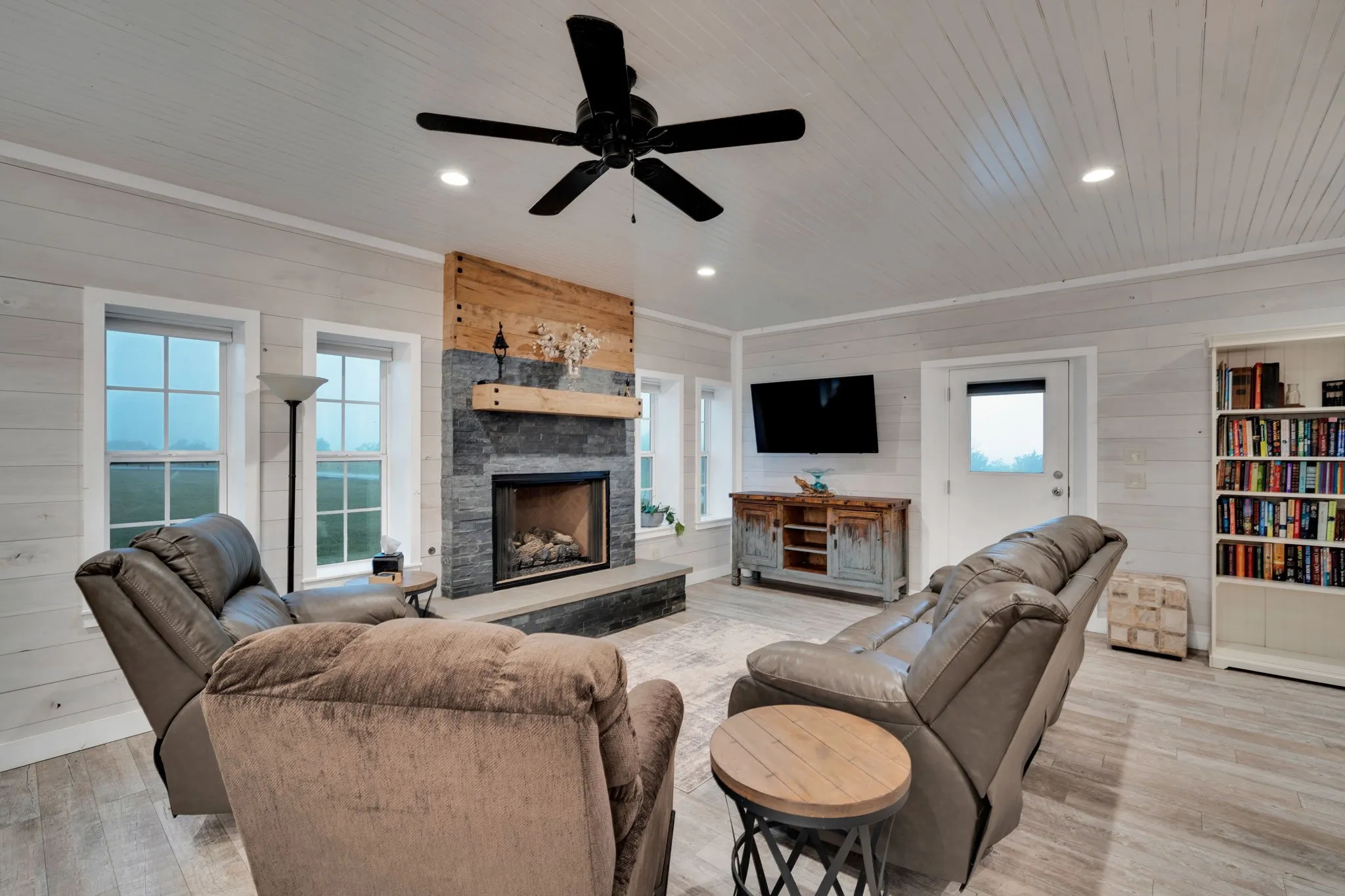 Single Family Residence For Sale in Ellis County , 930 Pigg Road, Waxahachie, Texas 75165, 3 Bedroom, 4 Bathroom, 3 Garage spaces, 3,200 Sqft, built in 2020, mls#21312531, Real Estate Agent in Waxahachie, Homes For Sale in Ellis county, Homes For Sale in Waxahachie, Realtor in Waxahachie Texas, Real Estate Brokerage Independent Realty Texas, Luminita Cordes Realtor