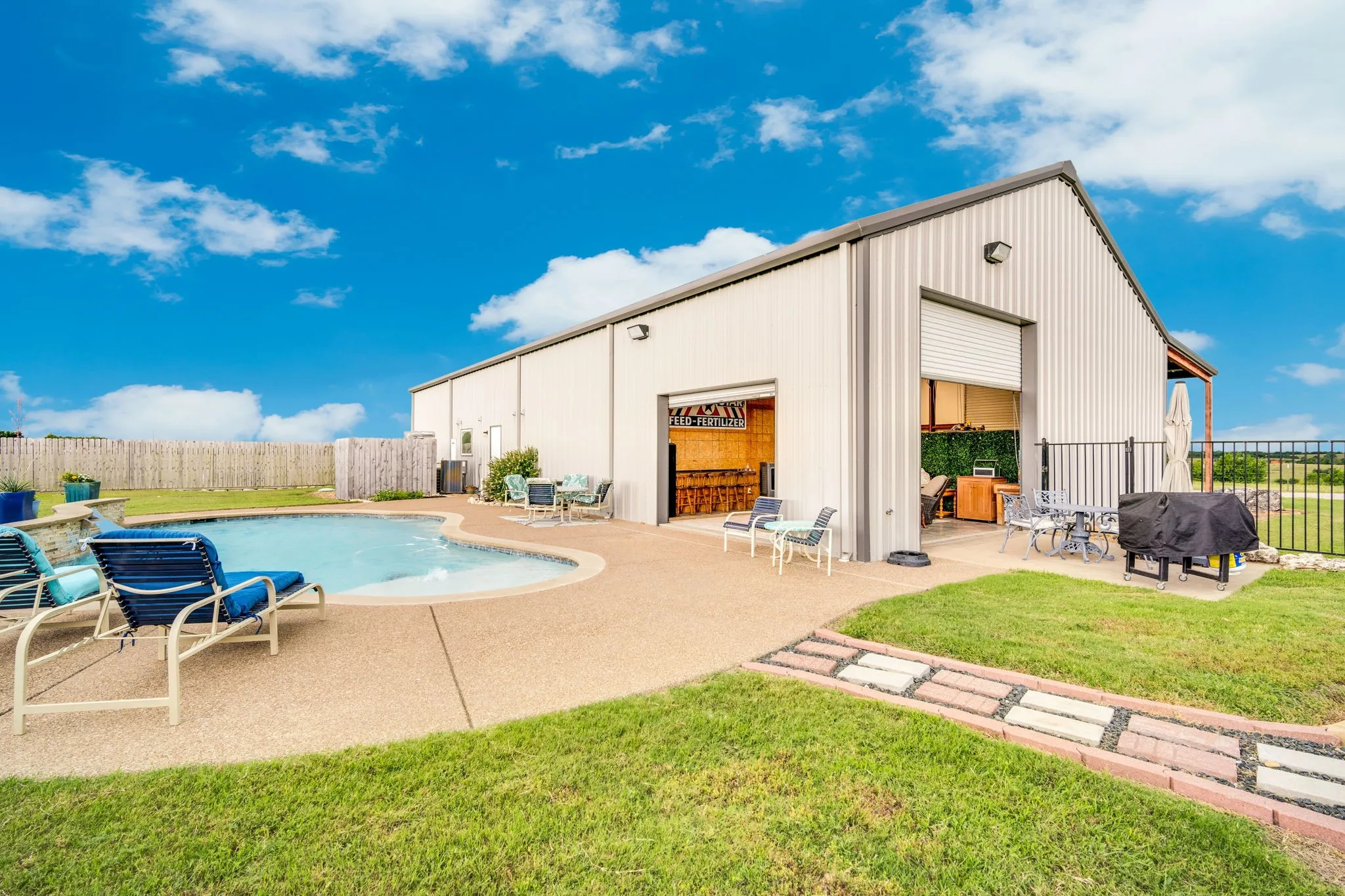 Single Family Residence For Sale in Ellis County , 930 Pigg Road, Waxahachie, Texas 75165, 3 Bedroom, 4 Bathroom, 3 Garage spaces, 3,200 Sqft, built in 2020, mls#21312531, Real Estate Agent in Waxahachie, Homes For Sale in Ellis county, Homes For Sale in Waxahachie, Realtor in Waxahachie Texas, Real Estate Brokerage Independent Realty Texas, Luminita Cordes Realtor