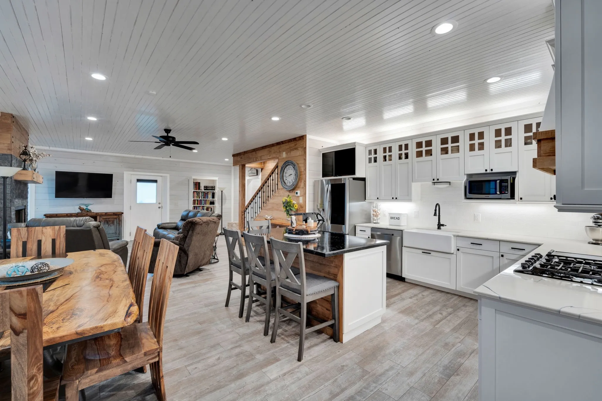 Single Family Residence For Sale in Ellis County , 930 Pigg Road, Waxahachie, Texas 75165, 3 Bedroom, 4 Bathroom, 3 Garage spaces, 3,200 Sqft, built in 2020, mls#21312531, Real Estate Agent in Waxahachie, Homes For Sale in Ellis county, Homes For Sale in Waxahachie, Realtor in Waxahachie Texas, Real Estate Brokerage Independent Realty Texas, Luminita Cordes Realtor