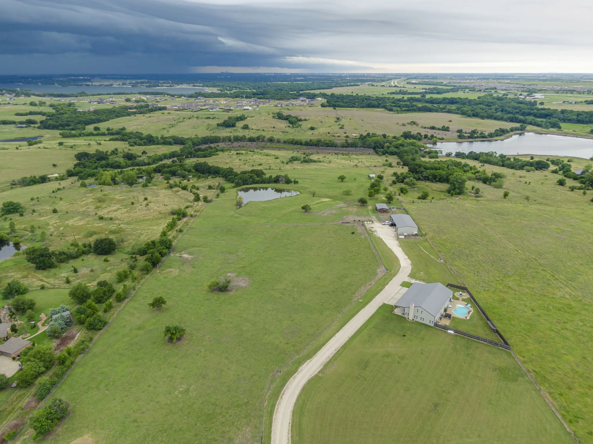 Single Family Residence For Sale in Ellis County , 930 Pigg Road, Waxahachie, Texas 75165, 3 Bedroom, 4 Bathroom, 3 Garage spaces, 3,200 Sqft, built in 2020, mls#21312531, Real Estate Agent in Waxahachie, Homes For Sale in Ellis county, Homes For Sale in Waxahachie, Realtor in Waxahachie Texas, Real Estate Brokerage Independent Realty Texas, Luminita Cordes Realtor
