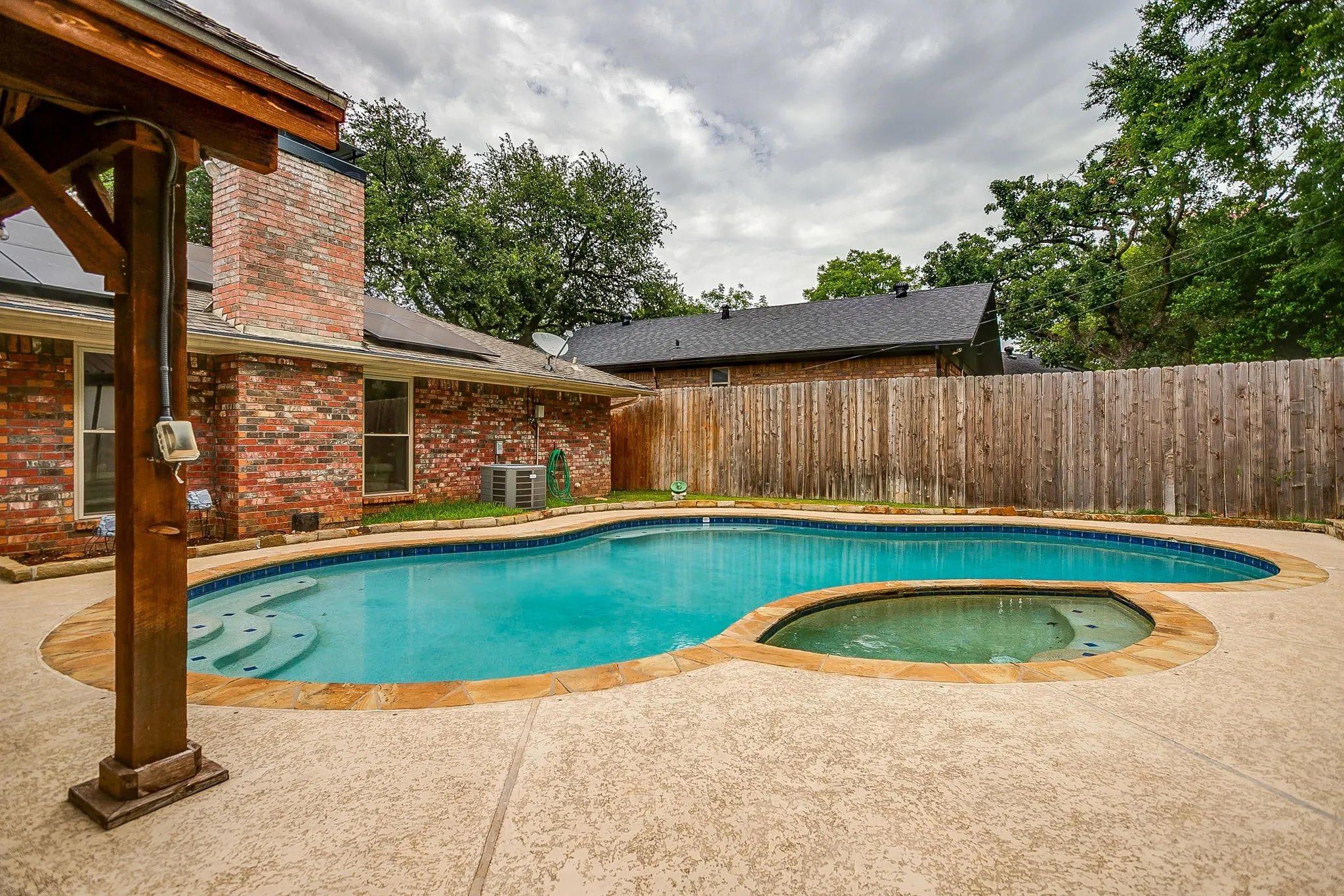Single Family Residence For Sale in Tarrant County , 1800 Briarcrest Lane, Arlington, Texas 76012, 4 Bedroom, 3 Bathroom, 2 Garage spaces, 2,594 Sqft, built in 1978, mls#21313351, Real Estate Agent in Arlington, Homes For Sale in Tarrant county, Homes For Sale in Arlington, Realtor in Arlington Texas, Real Estate Brokerage Independent Realty Texas, Luminita Cordes Realtor