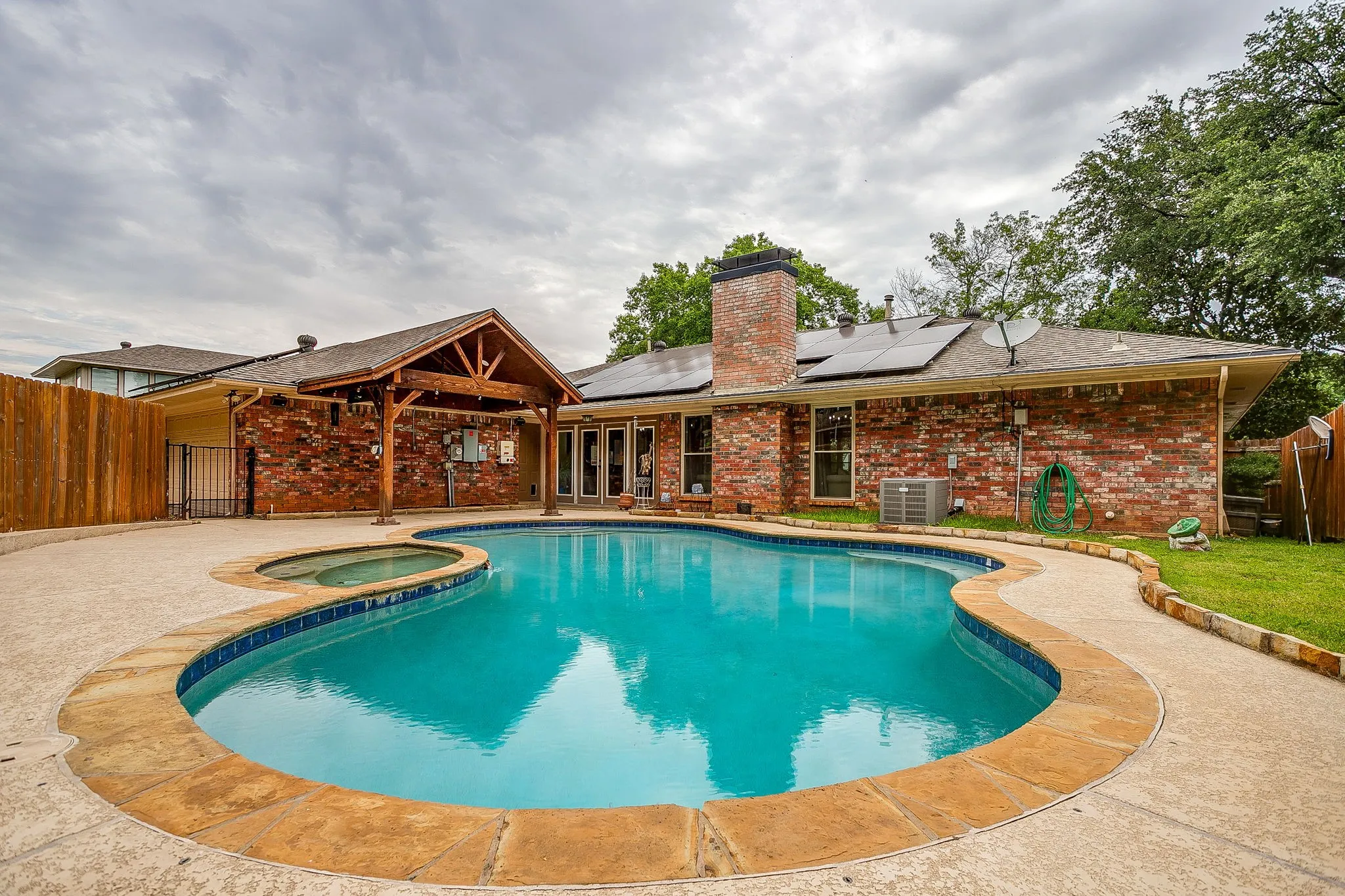 Single Family Residence For Sale in Tarrant County , 1800 Briarcrest Lane, Arlington, Texas 76012, 4 Bedroom, 3 Bathroom, 2 Garage spaces, 2,594 Sqft, built in 1978, mls#21313351, Real Estate Agent in Arlington, Homes For Sale in Tarrant county, Homes For Sale in Arlington, Realtor in Arlington Texas, Real Estate Brokerage Independent Realty Texas, Luminita Cordes Realtor