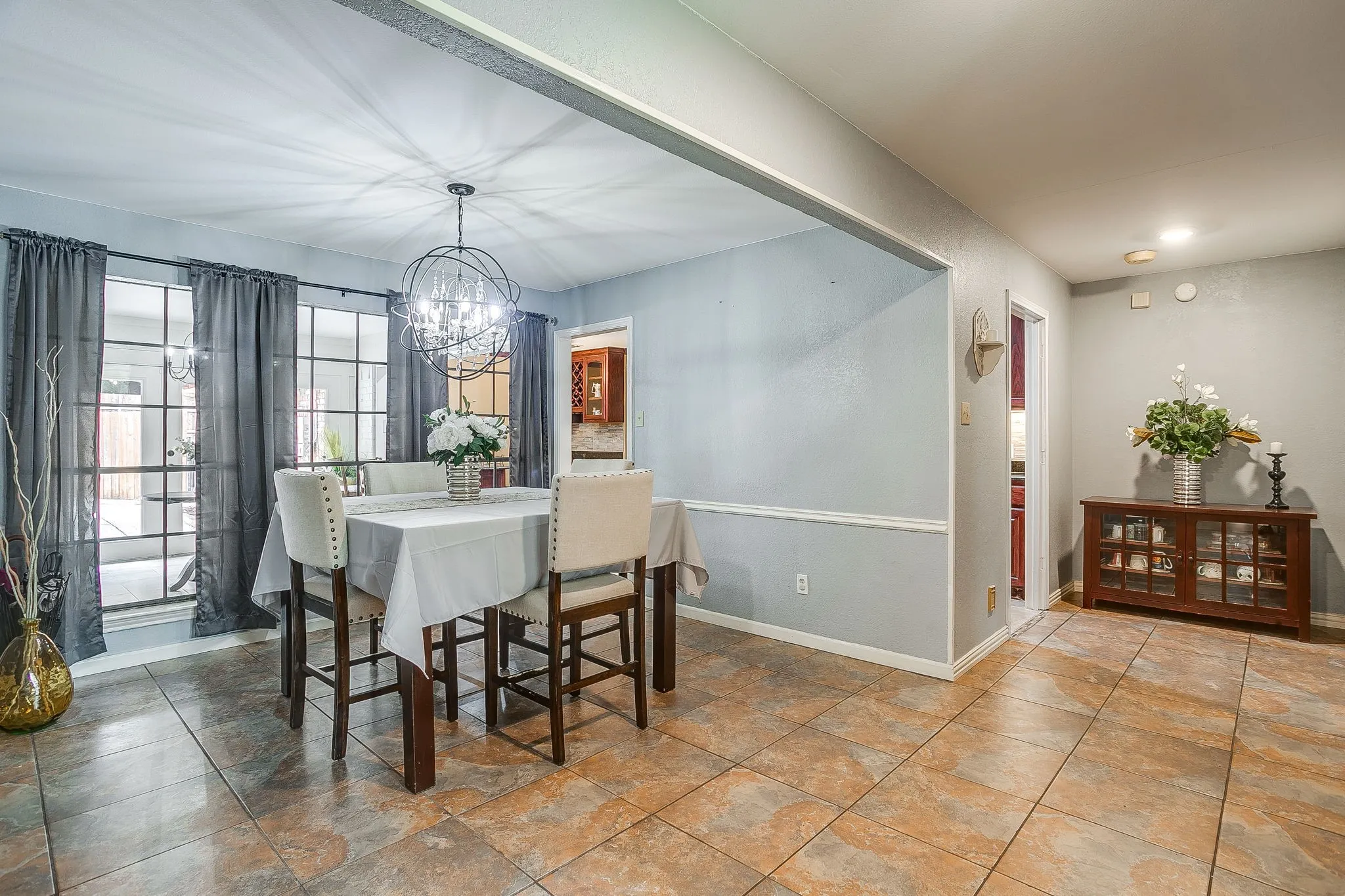 Single Family Residence For Sale in Tarrant County , 1800 Briarcrest Lane, Arlington, Texas 76012, 4 Bedroom, 3 Bathroom, 2 Garage spaces, 2,594 Sqft, built in 1978, mls#21313351, Real Estate Agent in Arlington, Homes For Sale in Tarrant county, Homes For Sale in Arlington, Realtor in Arlington Texas, Real Estate Brokerage Independent Realty Texas, Luminita Cordes Realtor