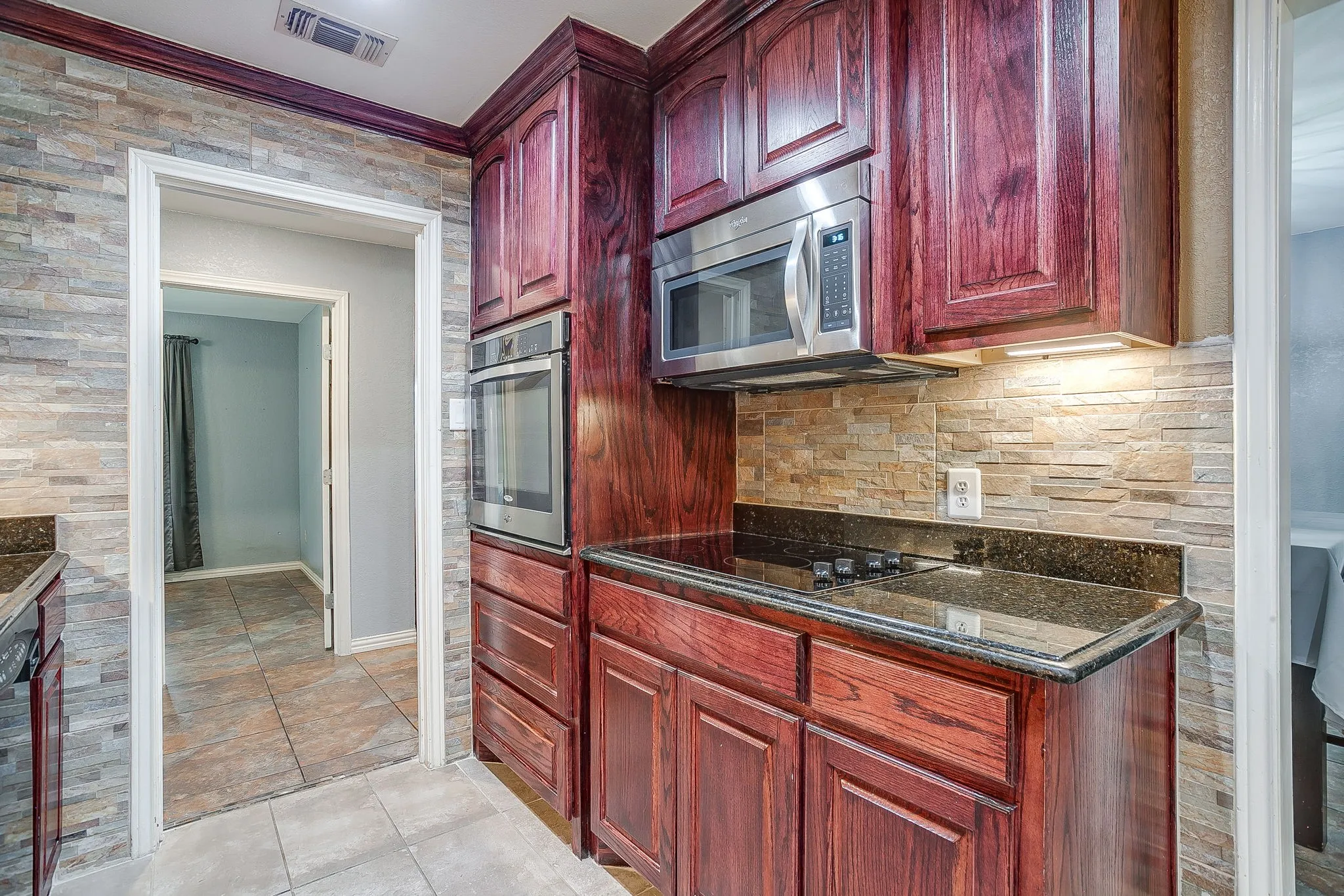 Single Family Residence For Sale in Tarrant County , 1800 Briarcrest Lane, Arlington, Texas 76012, 4 Bedroom, 3 Bathroom, 2 Garage spaces, 2,594 Sqft, built in 1978, mls#21313351, Real Estate Agent in Arlington, Homes For Sale in Tarrant county, Homes For Sale in Arlington, Realtor in Arlington Texas, Real Estate Brokerage Independent Realty Texas, Luminita Cordes Realtor