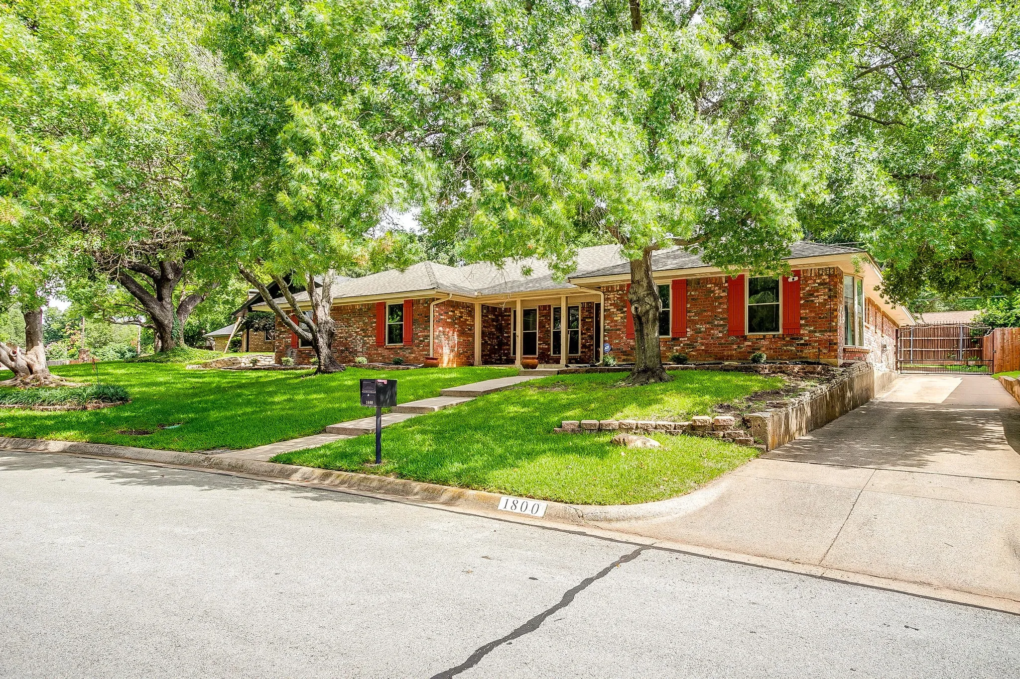 Single Family Residence For Sale in Tarrant County , 1800 Briarcrest Lane, Arlington, Texas 76012, 4 Bedroom, 3 Bathroom, 2 Garage spaces, 2,594 Sqft, built in 1978, mls#21313351, Real Estate Agent in Arlington, Homes For Sale in Tarrant county, Homes For Sale in Arlington, Realtor in Arlington Texas, Real Estate Brokerage Independent Realty Texas, Luminita Cordes Realtor