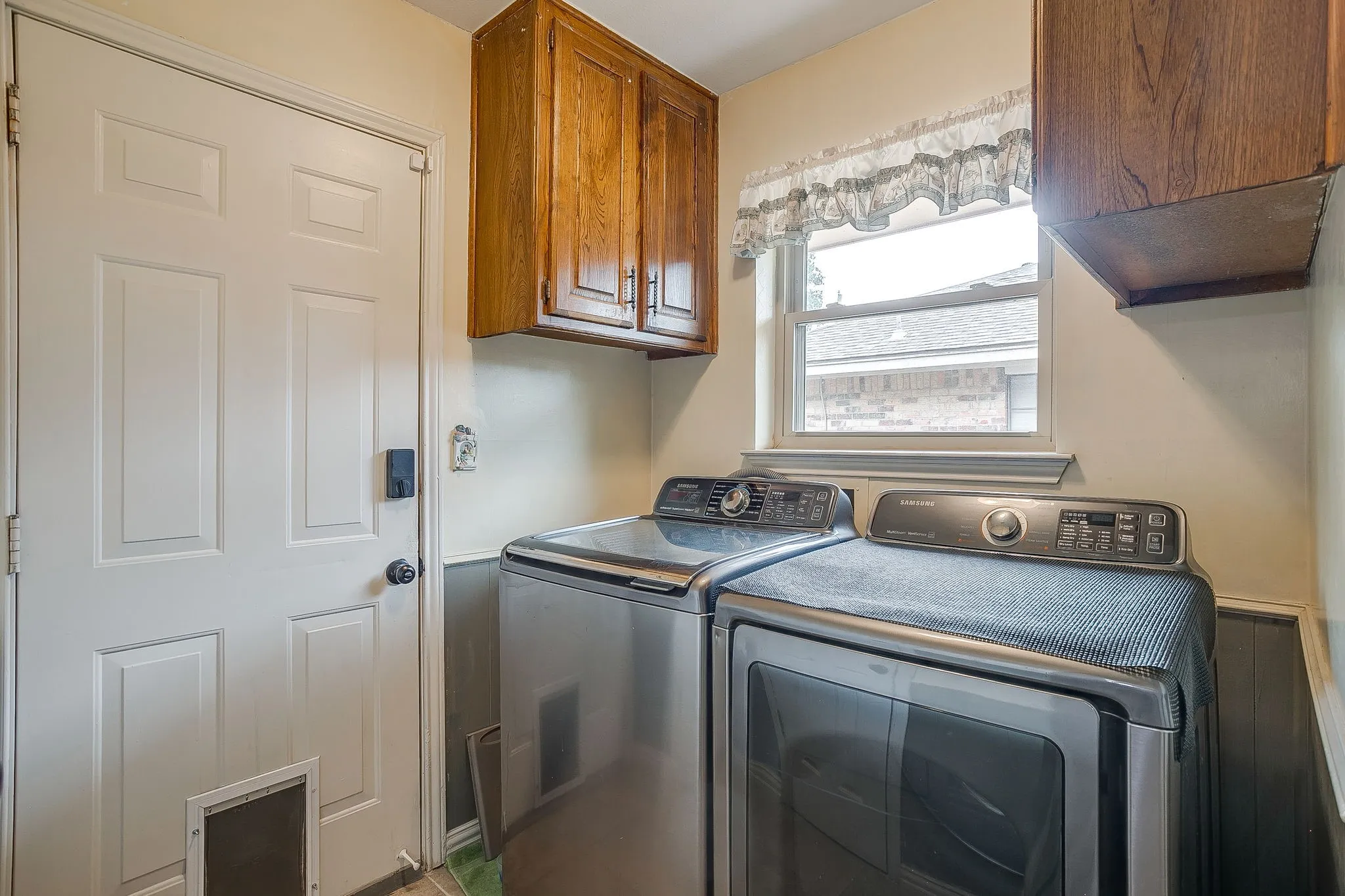 Single Family Residence For Sale in Tarrant County , 1800 Briarcrest Lane, Arlington, Texas 76012, 4 Bedroom, 3 Bathroom, 2 Garage spaces, 2,594 Sqft, built in 1978, mls#21313351, Real Estate Agent in Arlington, Homes For Sale in Tarrant county, Homes For Sale in Arlington, Realtor in Arlington Texas, Real Estate Brokerage Independent Realty Texas, Luminita Cordes Realtor