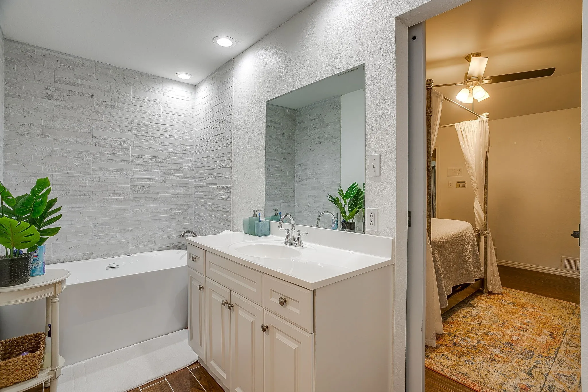 Single Family Residence For Sale in Tarrant County , 1800 Briarcrest Lane, Arlington, Texas 76012, 4 Bedroom, 3 Bathroom, 2 Garage spaces, 2,594 Sqft, built in 1978, mls#21313351, Real Estate Agent in Arlington, Homes For Sale in Tarrant county, Homes For Sale in Arlington, Realtor in Arlington Texas, Real Estate Brokerage Independent Realty Texas, Luminita Cordes Realtor