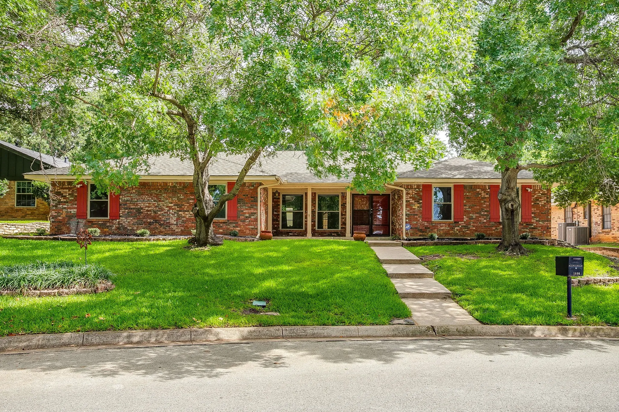 Single Family Residence For Sale in Tarrant County , 1800 Briarcrest Lane, Arlington, Texas 76012, 4 Bedroom, 3 Bathroom, 2 Garage spaces, 2,594 Sqft, built in 1978, mls#21313351, Real Estate Agent in Arlington, Homes For Sale in Tarrant county, Homes For Sale in Arlington, Realtor in Arlington Texas, Real Estate Brokerage Independent Realty Texas, Luminita Cordes Realtor