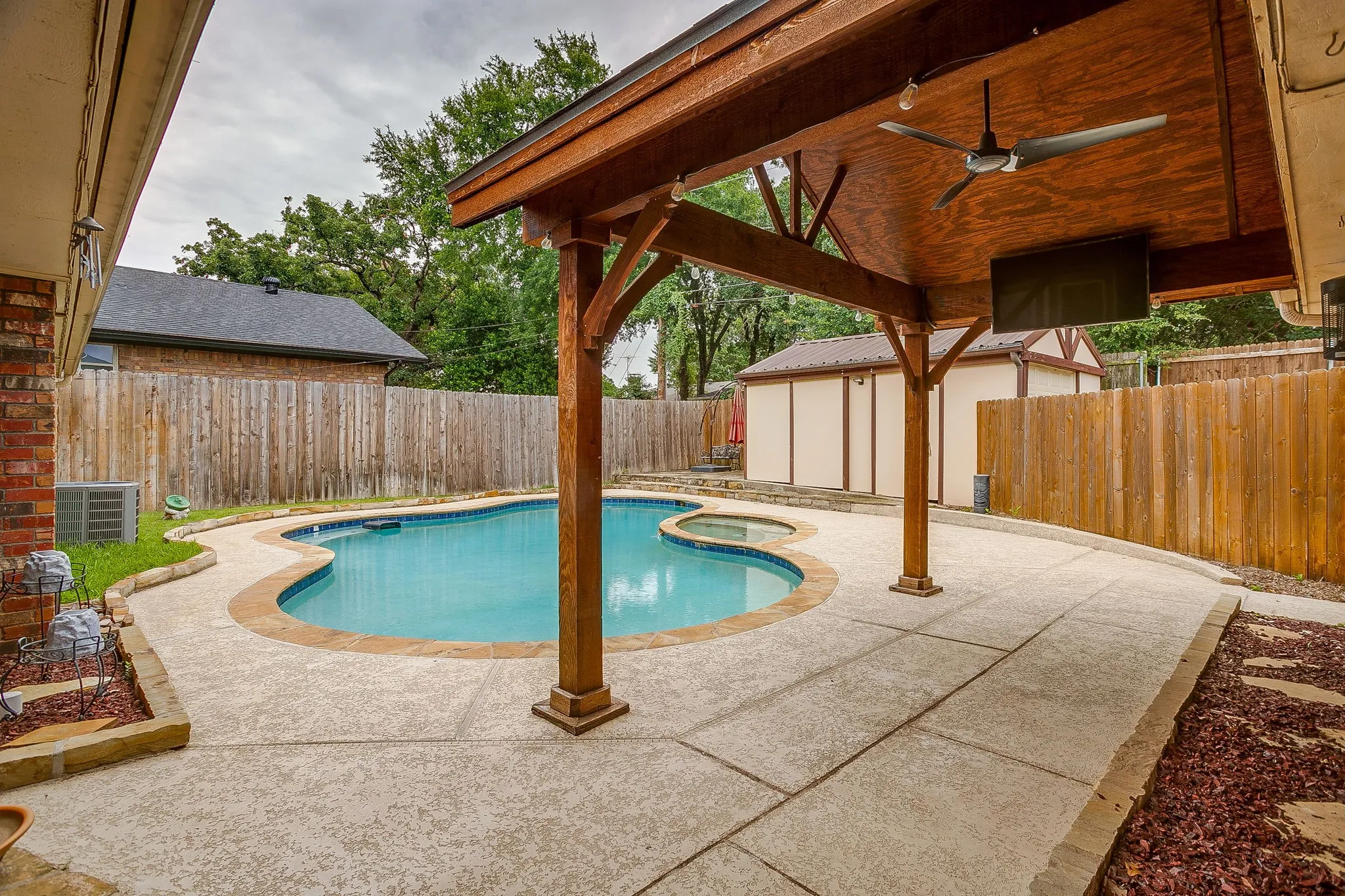 Single Family Residence For Sale in Tarrant County , 1800 Briarcrest Lane, Arlington, Texas 76012, 4 Bedroom, 3 Bathroom, 2 Garage spaces, 2,594 Sqft, built in 1978, mls#21313351, Real Estate Agent in Arlington, Homes For Sale in Tarrant county, Homes For Sale in Arlington, Realtor in Arlington Texas, Real Estate Brokerage Independent Realty Texas, Luminita Cordes Realtor