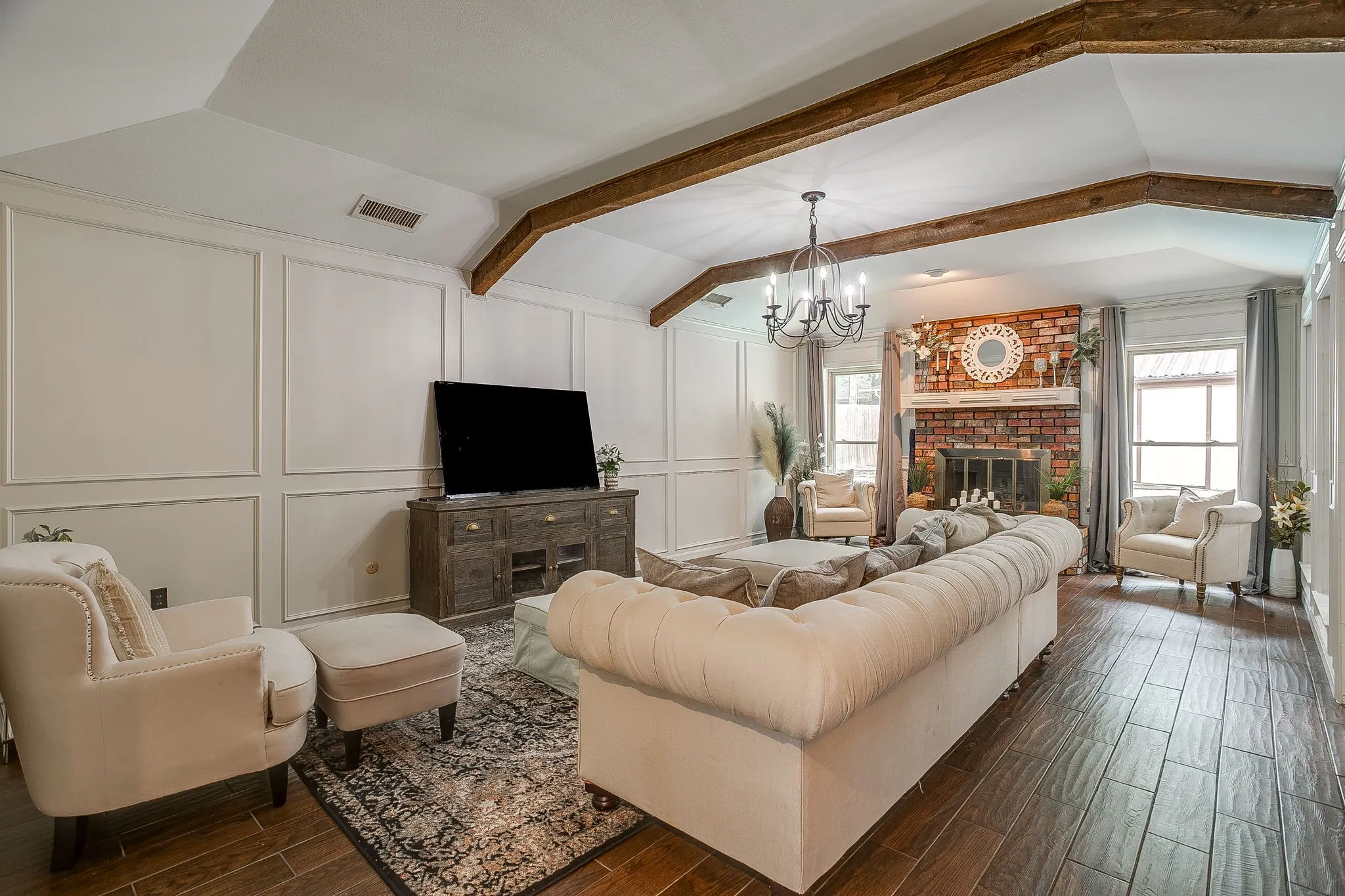 Single Family Residence For Sale in Tarrant County , 1800 Briarcrest Lane, Arlington, Texas 76012, 4 Bedroom, 3 Bathroom, 2 Garage spaces, 2,594 Sqft, built in 1978, mls#21313351, Real Estate Agent in Arlington, Homes For Sale in Tarrant county, Homes For Sale in Arlington, Realtor in Arlington Texas, Real Estate Brokerage Independent Realty Texas, Luminita Cordes Realtor