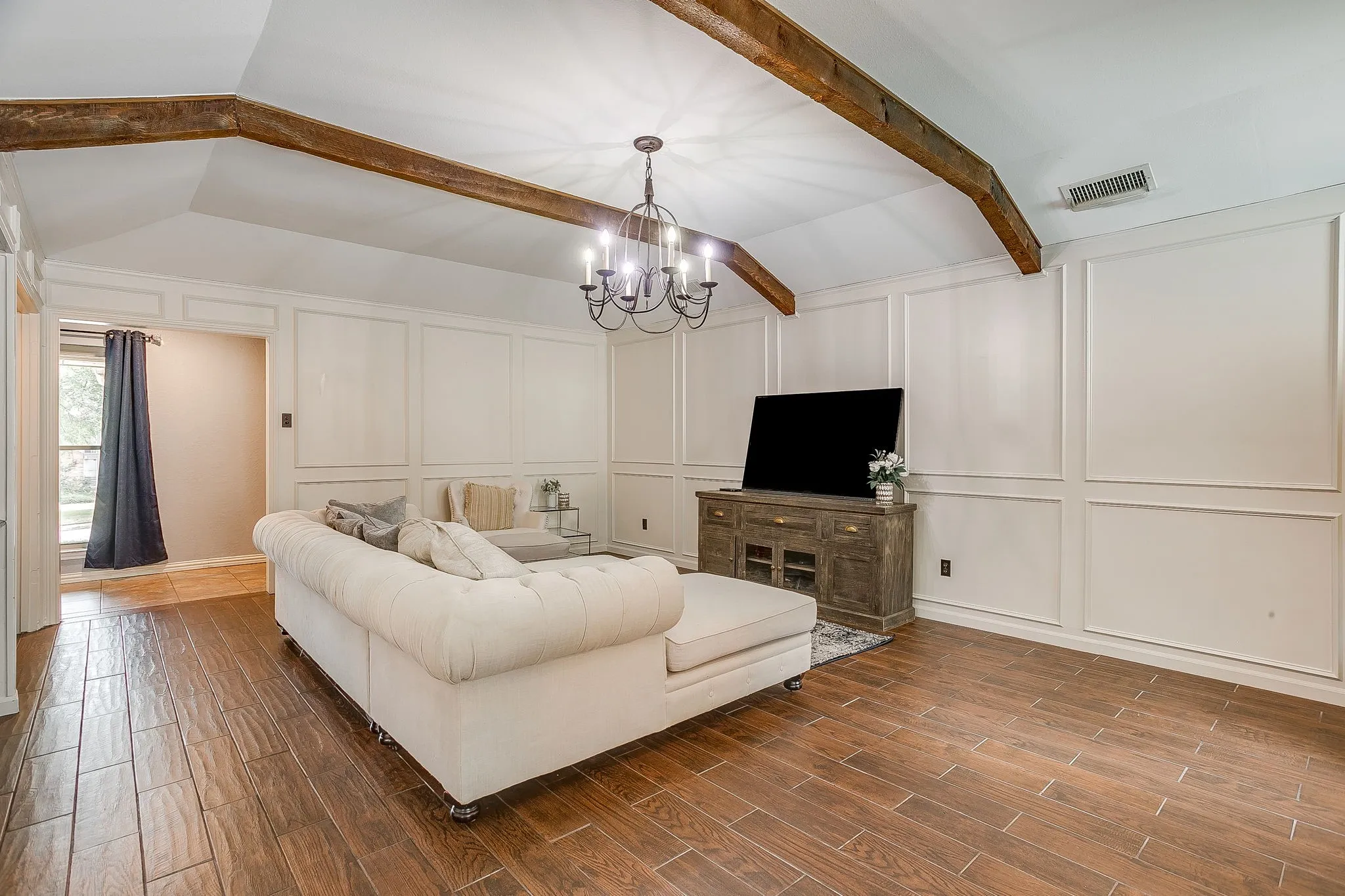 Single Family Residence For Sale in Tarrant County , 1800 Briarcrest Lane, Arlington, Texas 76012, 4 Bedroom, 3 Bathroom, 2 Garage spaces, 2,594 Sqft, built in 1978, mls#21313351, Real Estate Agent in Arlington, Homes For Sale in Tarrant county, Homes For Sale in Arlington, Realtor in Arlington Texas, Real Estate Brokerage Independent Realty Texas, Luminita Cordes Realtor