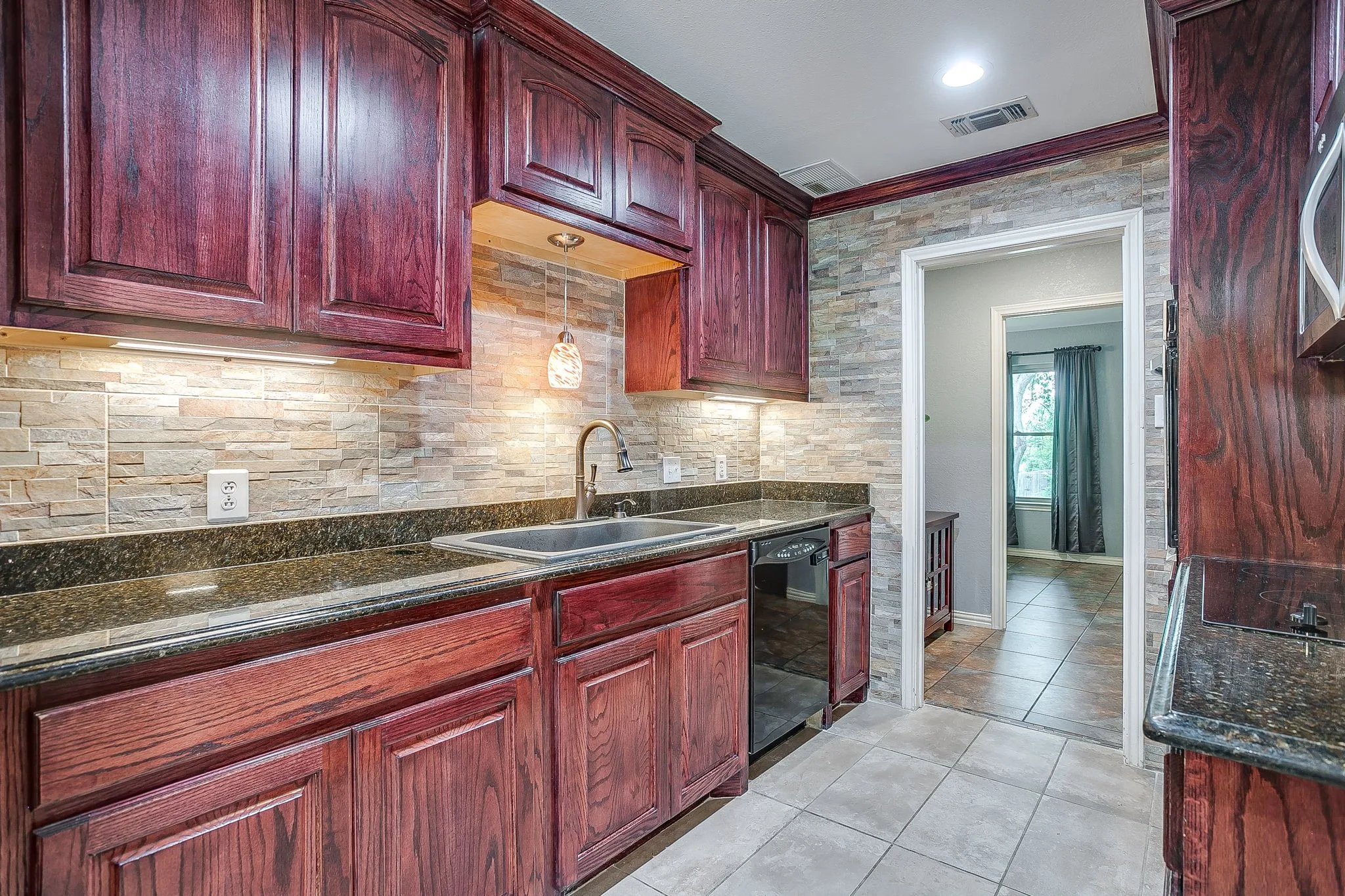 Single Family Residence For Sale in Tarrant County , 1800 Briarcrest Lane, Arlington, Texas 76012, 4 Bedroom, 3 Bathroom, 2 Garage spaces, 2,594 Sqft, built in 1978, mls#21313351, Real Estate Agent in Arlington, Homes For Sale in Tarrant county, Homes For Sale in Arlington, Realtor in Arlington Texas, Real Estate Brokerage Independent Realty Texas, Luminita Cordes Realtor