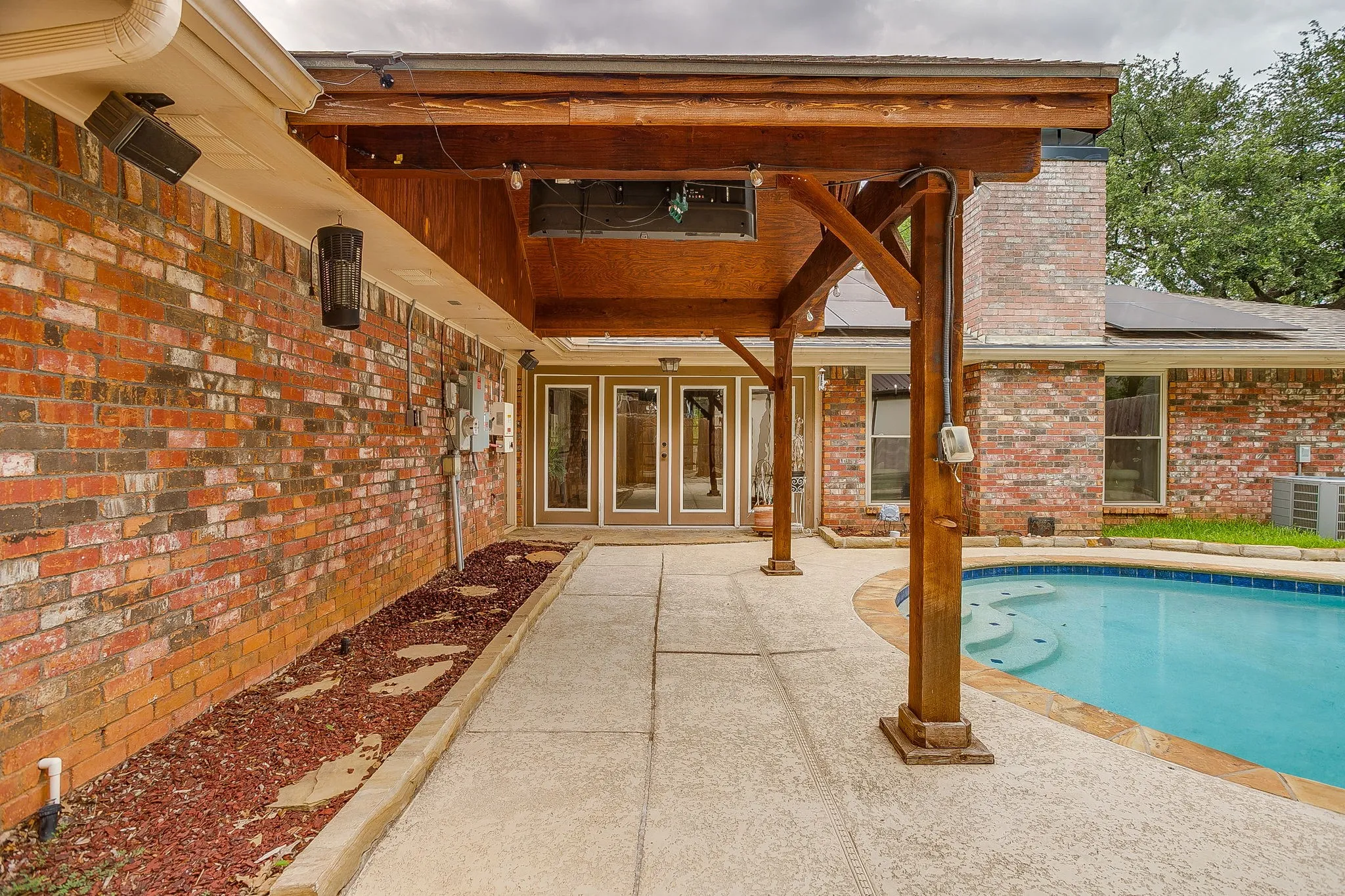 Single Family Residence For Sale in Tarrant County , 1800 Briarcrest Lane, Arlington, Texas 76012, 4 Bedroom, 3 Bathroom, 2 Garage spaces, 2,594 Sqft, built in 1978, mls#21313351, Real Estate Agent in Arlington, Homes For Sale in Tarrant county, Homes For Sale in Arlington, Realtor in Arlington Texas, Real Estate Brokerage Independent Realty Texas, Luminita Cordes Realtor