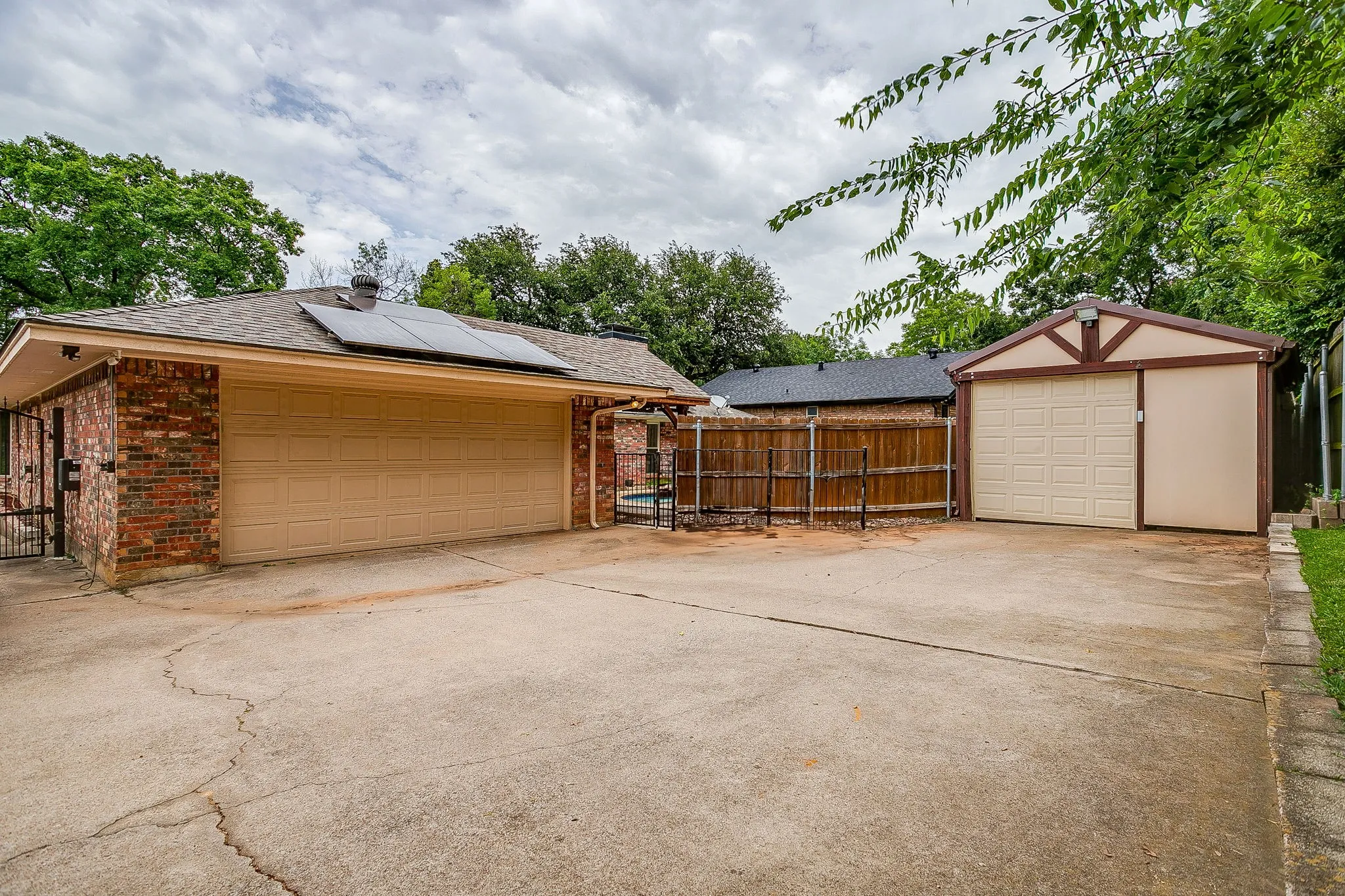 Single Family Residence For Sale in Tarrant County , 1800 Briarcrest Lane, Arlington, Texas 76012, 4 Bedroom, 3 Bathroom, 2 Garage spaces, 2,594 Sqft, built in 1978, mls#21313351, Real Estate Agent in Arlington, Homes For Sale in Tarrant county, Homes For Sale in Arlington, Realtor in Arlington Texas, Real Estate Brokerage Independent Realty Texas, Luminita Cordes Realtor