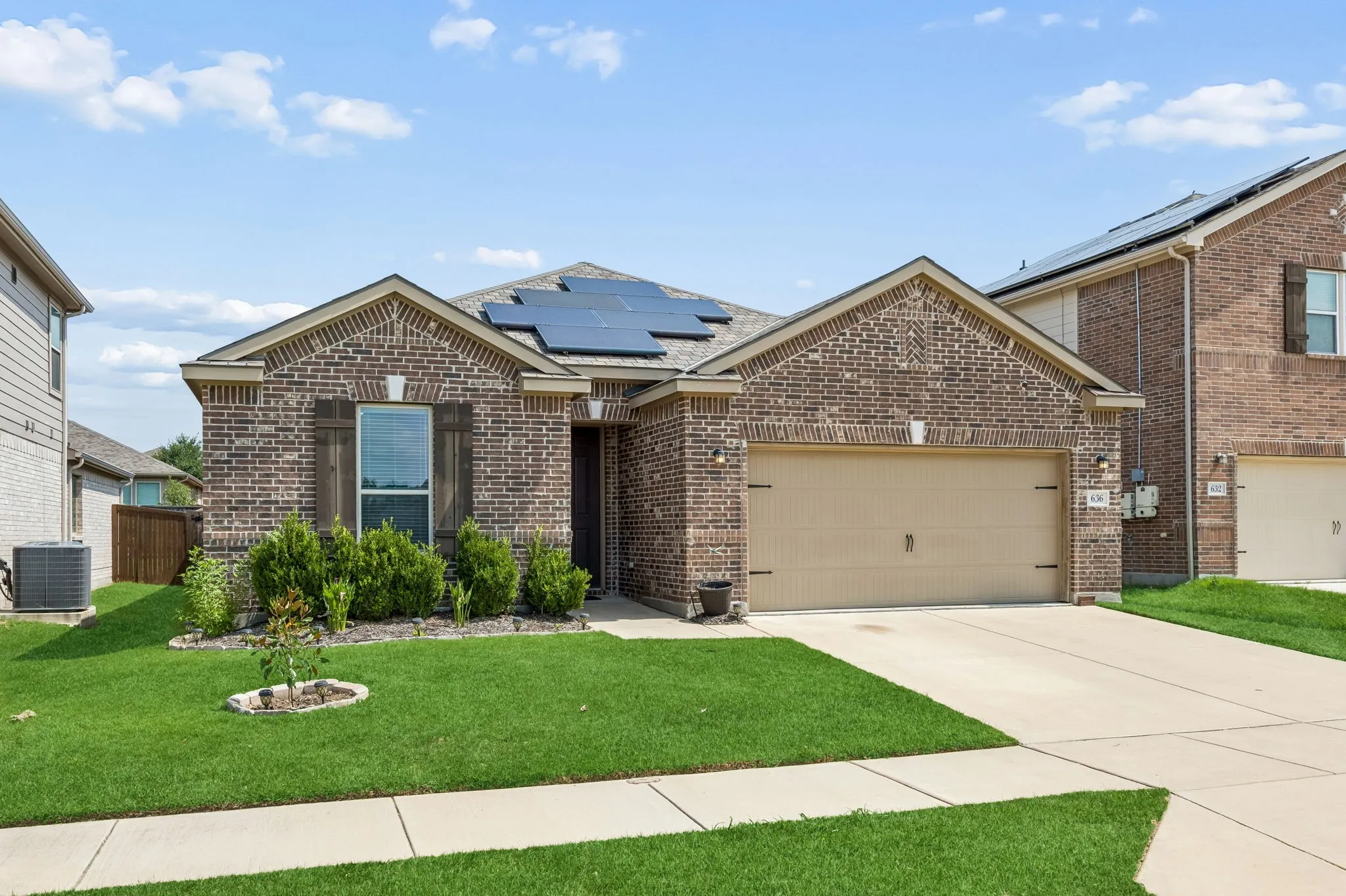 Single Family Residence For Sale in Tarrant County , 636 Fox View Drive, Fort Worth, Texas 76131, 4 Bedroom, 2 Bathroom, 2 Garage spaces, 2,208 Sqft, built in 2019, mls#21310067, Real Estate Agent in Fort Worth, Homes For Sale in Tarrant county, Homes For Sale in Fort Worth, Realtor in Fort Worth Texas, Real Estate Brokerage Independent Realty Texas, Luminita Cordes Realtor