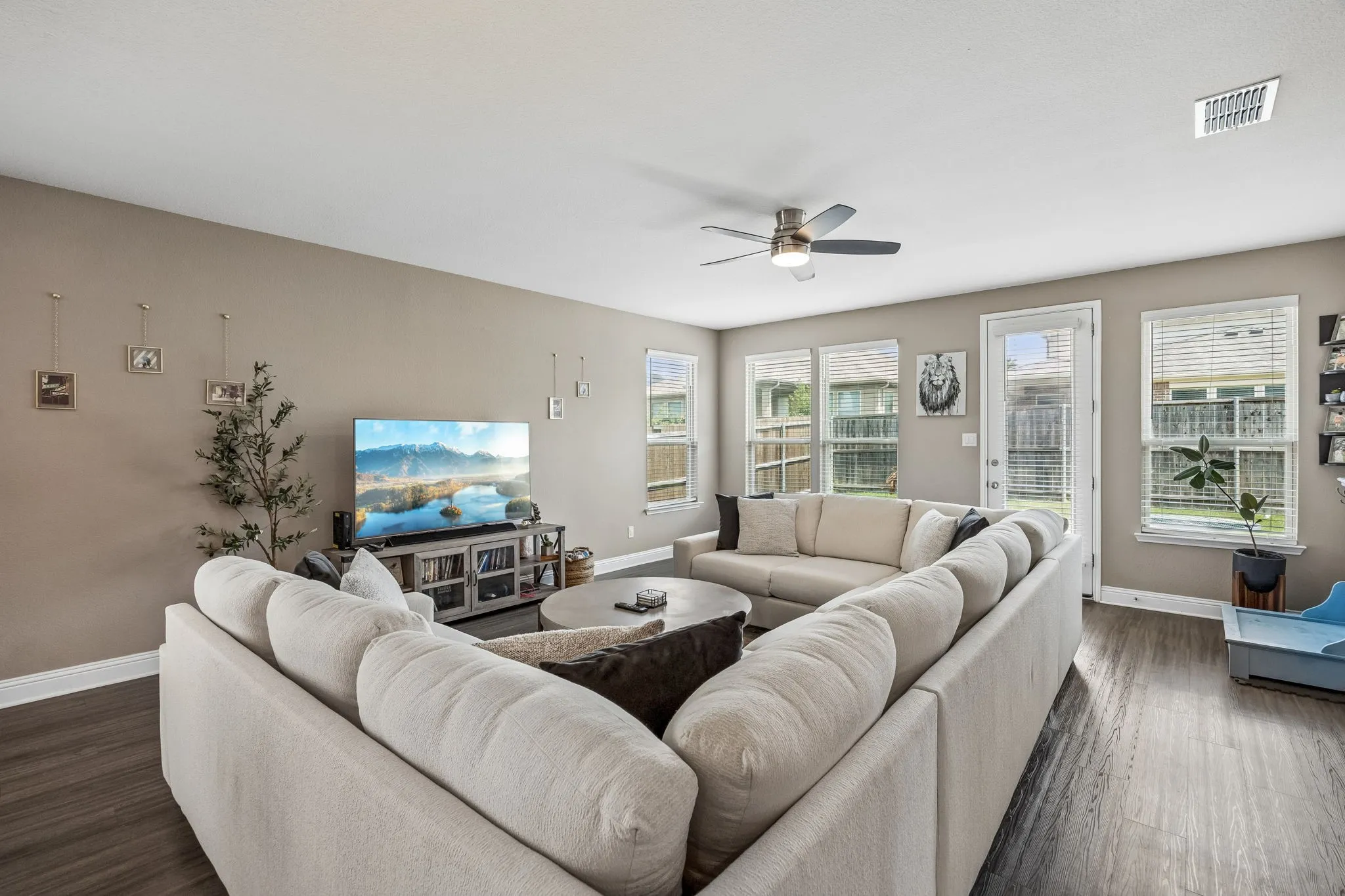 Single Family Residence For Sale in Tarrant County , 636 Fox View Drive, Fort Worth, Texas 76131, 4 Bedroom, 2 Bathroom, 2 Garage spaces, 2,208 Sqft, built in 2019, mls#21310067, Real Estate Agent in Fort Worth, Homes For Sale in Tarrant county, Homes For Sale in Fort Worth, Realtor in Fort Worth Texas, Real Estate Brokerage Independent Realty Texas, Luminita Cordes Realtor
