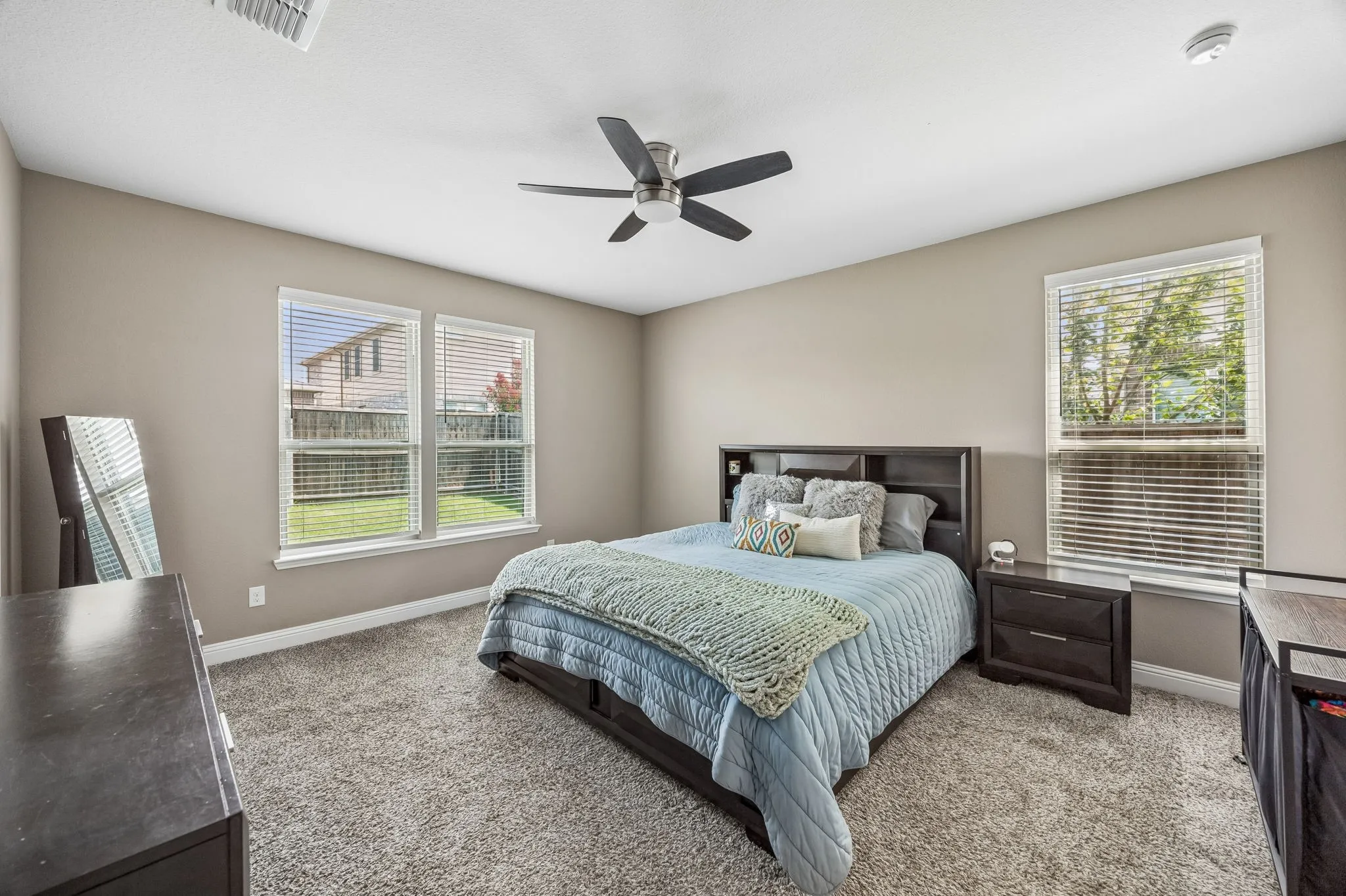 Single Family Residence For Sale in Tarrant County , 636 Fox View Drive, Fort Worth, Texas 76131, 4 Bedroom, 2 Bathroom, 2 Garage spaces, 2,208 Sqft, built in 2019, mls#21310067, Real Estate Agent in Fort Worth, Homes For Sale in Tarrant county, Homes For Sale in Fort Worth, Realtor in Fort Worth Texas, Real Estate Brokerage Independent Realty Texas, Luminita Cordes Realtor