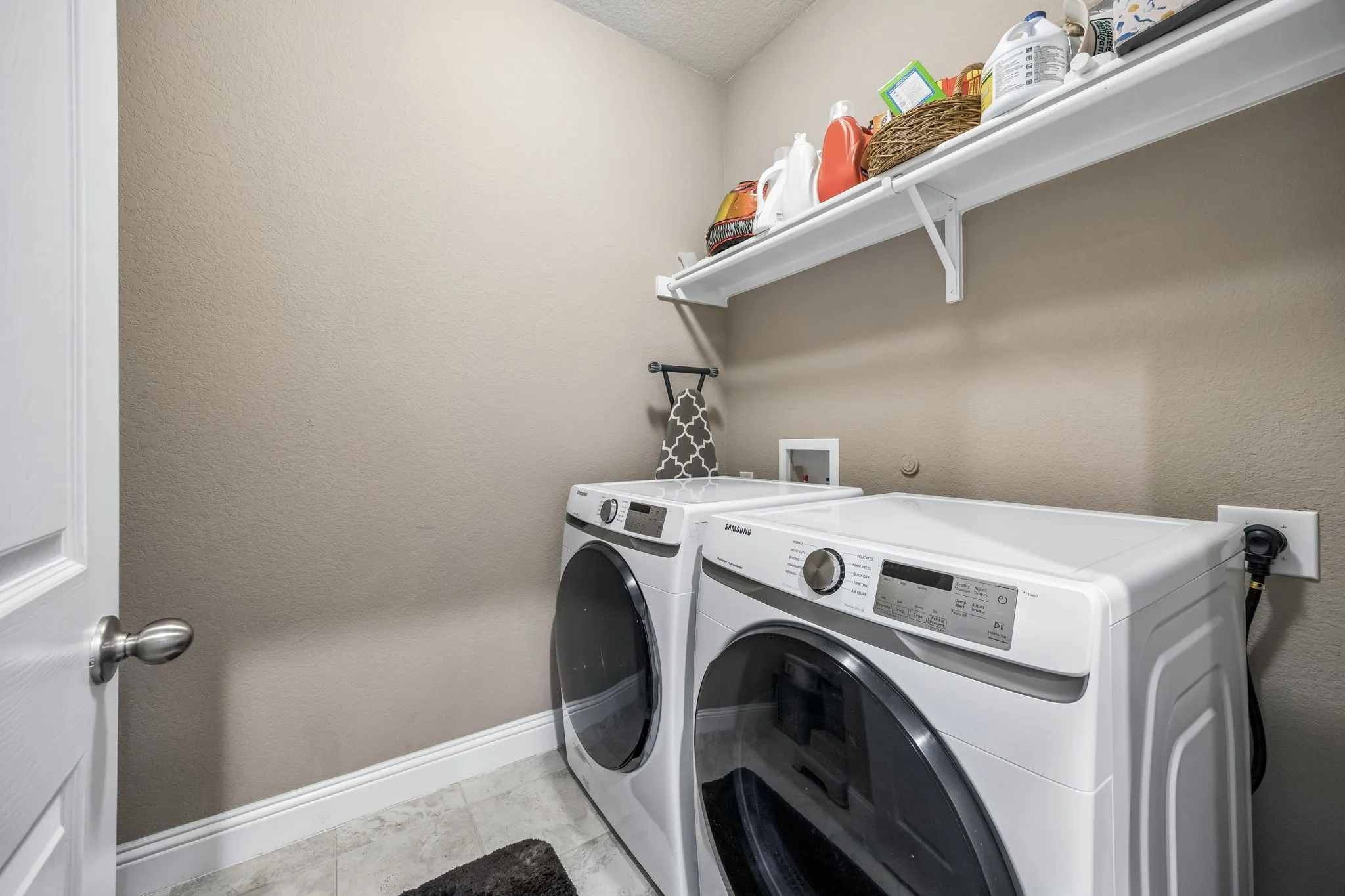 Single Family Residence For Sale in Tarrant County , 636 Fox View Drive, Fort Worth, Texas 76131, 4 Bedroom, 2 Bathroom, 2 Garage spaces, 2,208 Sqft, built in 2019, mls#21310067, Real Estate Agent in Fort Worth, Homes For Sale in Tarrant county, Homes For Sale in Fort Worth, Realtor in Fort Worth Texas, Real Estate Brokerage Independent Realty Texas, Luminita Cordes Realtor