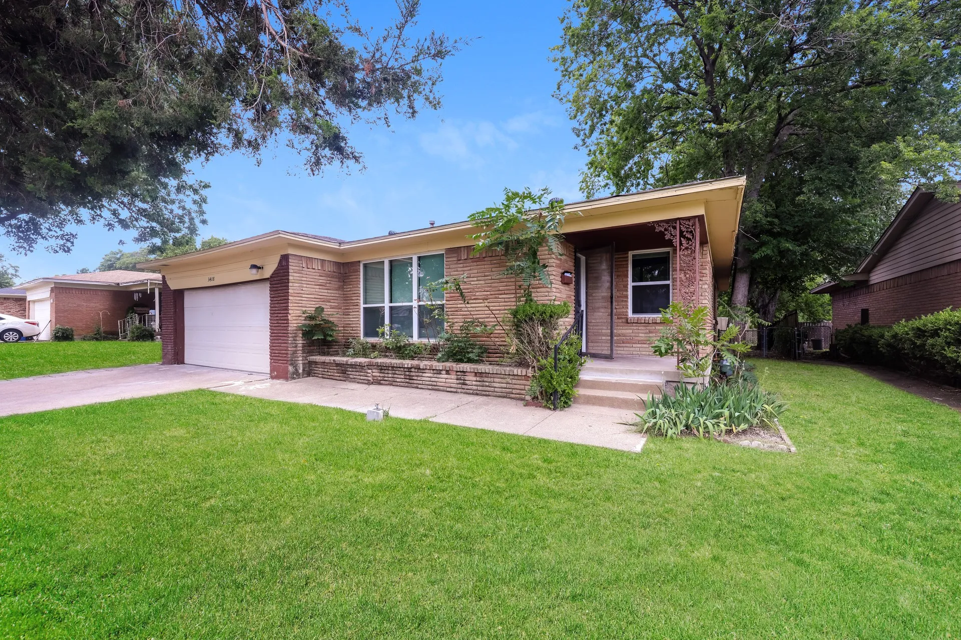 Single Family Residence For Sale in Dallas County , 3408 Loganwood Drive, Dallas, Texas 75227, 3 Bedroom, 2 Bathroom, 2 Garage spaces, 1,758 Sqft, built in 1958, mls#21310993, Real Estate Agent in Dallas, Homes For Sale in Dallas county, Homes For Sale in Dallas, Realtor in Dallas Texas, Real Estate Brokerage Independent Realty Texas, Luminita Cordes Realtor