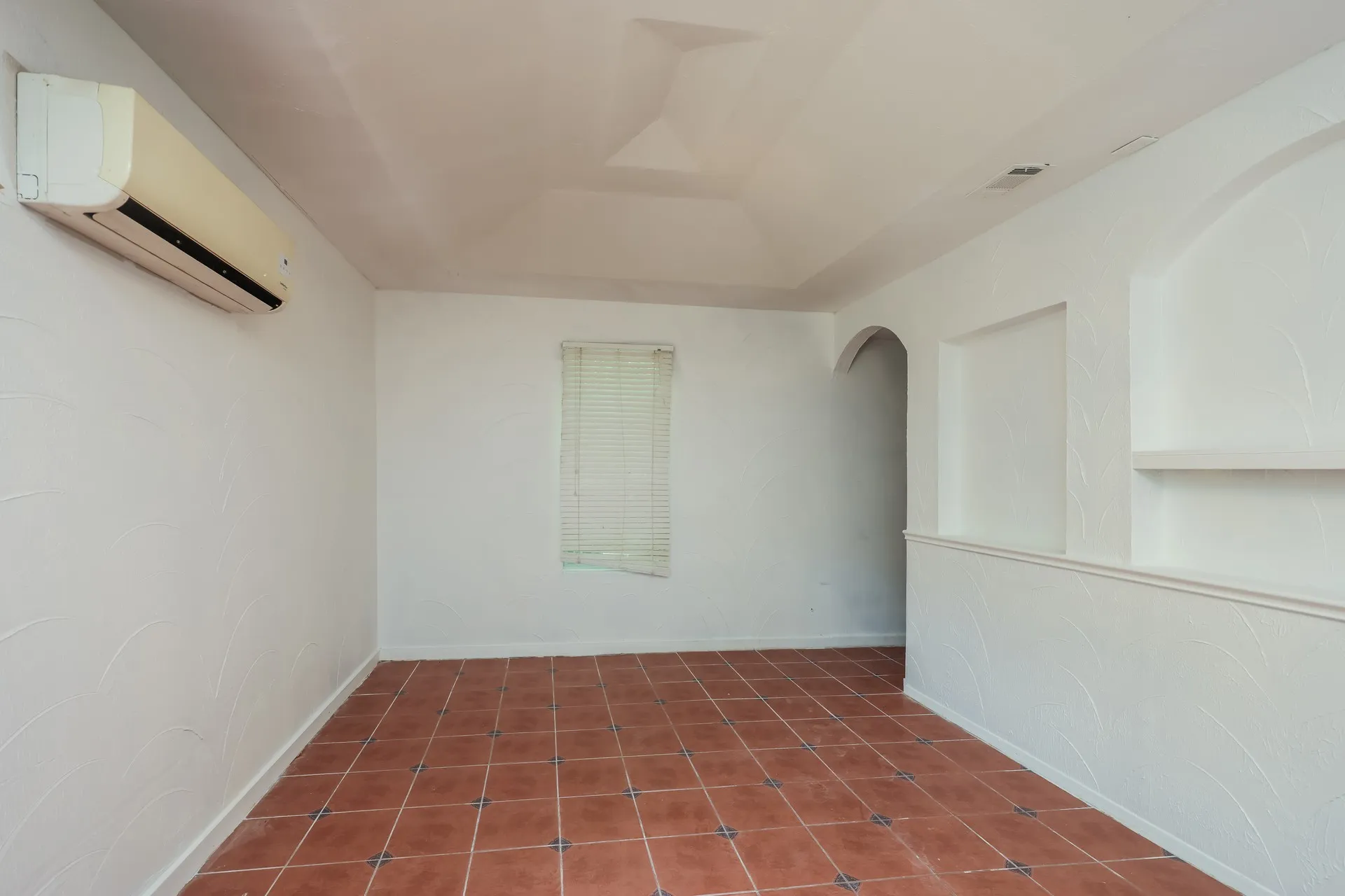 Single Family Residence For Sale in Dallas County , 3408 Loganwood Drive, Dallas, Texas 75227, 3 Bedroom, 2 Bathroom, 2 Garage spaces, 1,758 Sqft, built in 1958, mls#21310993, Real Estate Agent in Dallas, Homes For Sale in Dallas county, Homes For Sale in Dallas, Realtor in Dallas Texas, Real Estate Brokerage Independent Realty Texas, Luminita Cordes Realtor