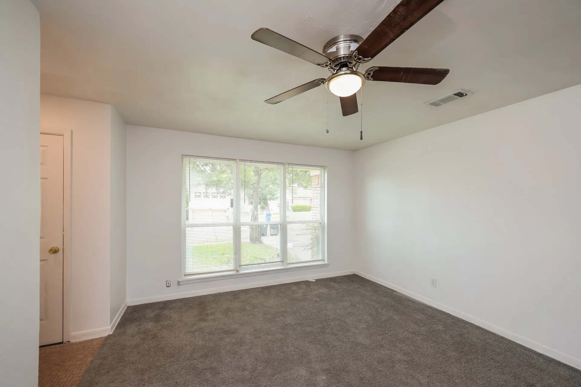 Single Family Residence For Sale in Dallas County , 3408 Loganwood Drive, Dallas, Texas 75227, 3 Bedroom, 2 Bathroom, 2 Garage spaces, 1,758 Sqft, built in 1958, mls#21310993, Real Estate Agent in Dallas, Homes For Sale in Dallas county, Homes For Sale in Dallas, Realtor in Dallas Texas, Real Estate Brokerage Independent Realty Texas, Luminita Cordes Realtor