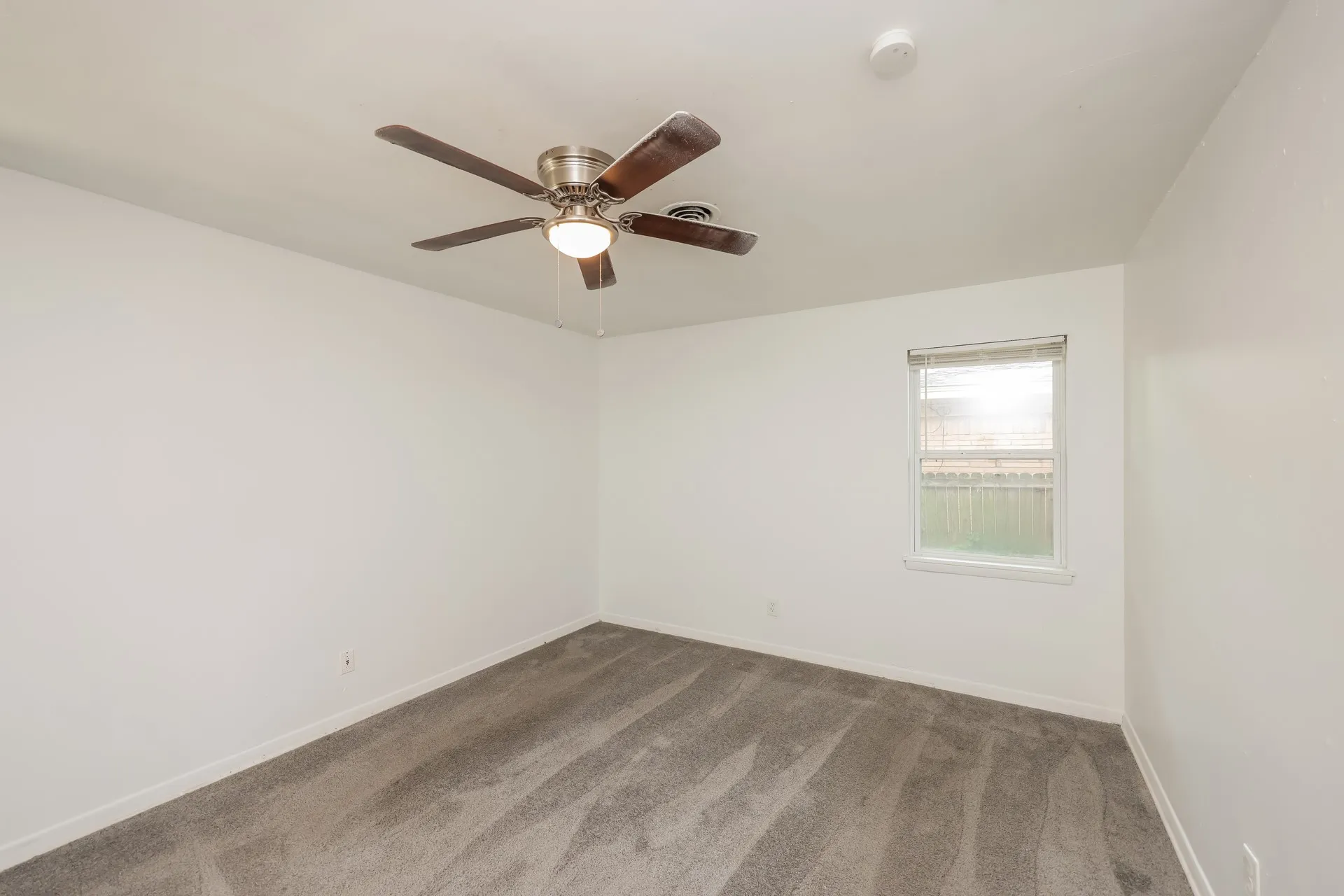 Single Family Residence For Sale in Dallas County , 3408 Loganwood Drive, Dallas, Texas 75227, 3 Bedroom, 2 Bathroom, 2 Garage spaces, 1,758 Sqft, built in 1958, mls#21310993, Real Estate Agent in Dallas, Homes For Sale in Dallas county, Homes For Sale in Dallas, Realtor in Dallas Texas, Real Estate Brokerage Independent Realty Texas, Luminita Cordes Realtor