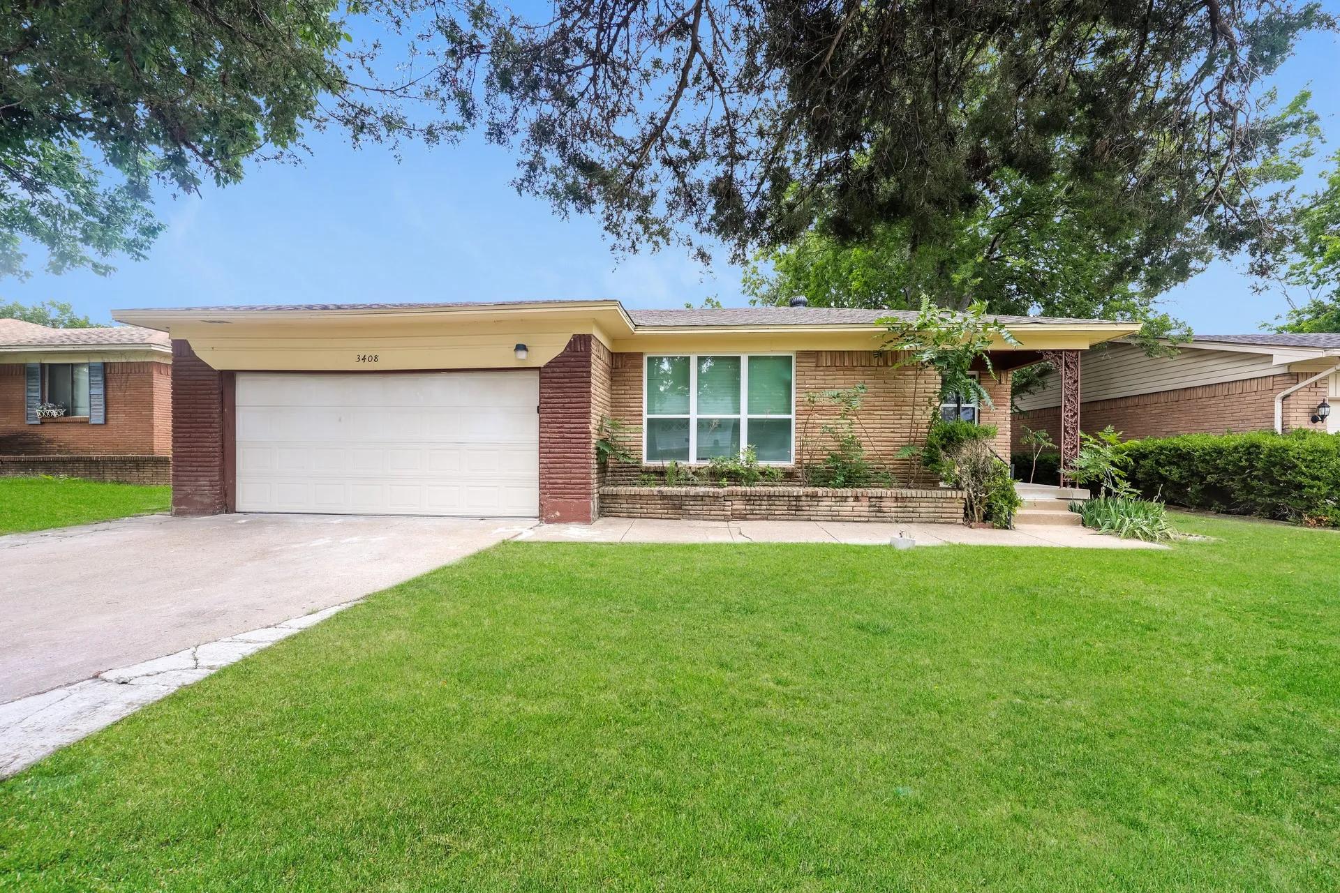 Single Family Residence For Sale in Dallas County , 3408 Loganwood Drive, Dallas, Texas 75227, 3 Bedroom, 2 Bathroom, 2 Garage spaces, 1,758 Sqft, built in 1958, mls#21310993, Real Estate Agent in Dallas, Homes For Sale in Dallas county, Homes For Sale in Dallas, Realtor in Dallas Texas, Real Estate Brokerage Independent Realty Texas, Luminita Cordes Realtor