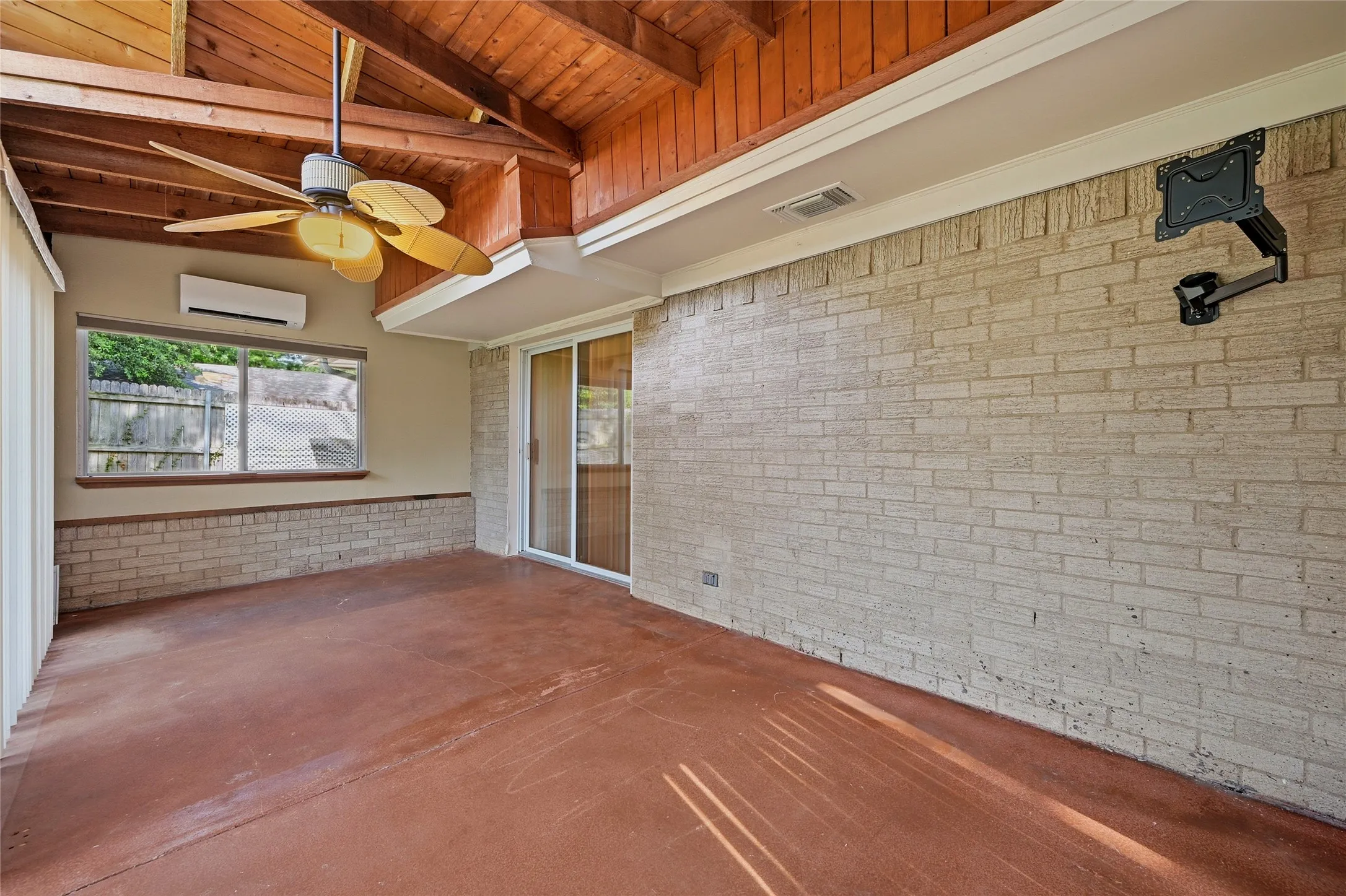 Single Family Residence For Sale in Grayson County , 1712 Oakhill Drive, Sherman, Texas 75092, 3 Bedroom, 2 Bathroom, 2 Garage spaces, 2,019 Sqft, built in 1968, mls#21313776, Real Estate Agent in Sherman, Homes For Sale in Grayson county, Homes For Sale in Sherman, Realtor in Sherman Texas, Real Estate Brokerage Independent Realty Texas, Luminita Cordes Realtor