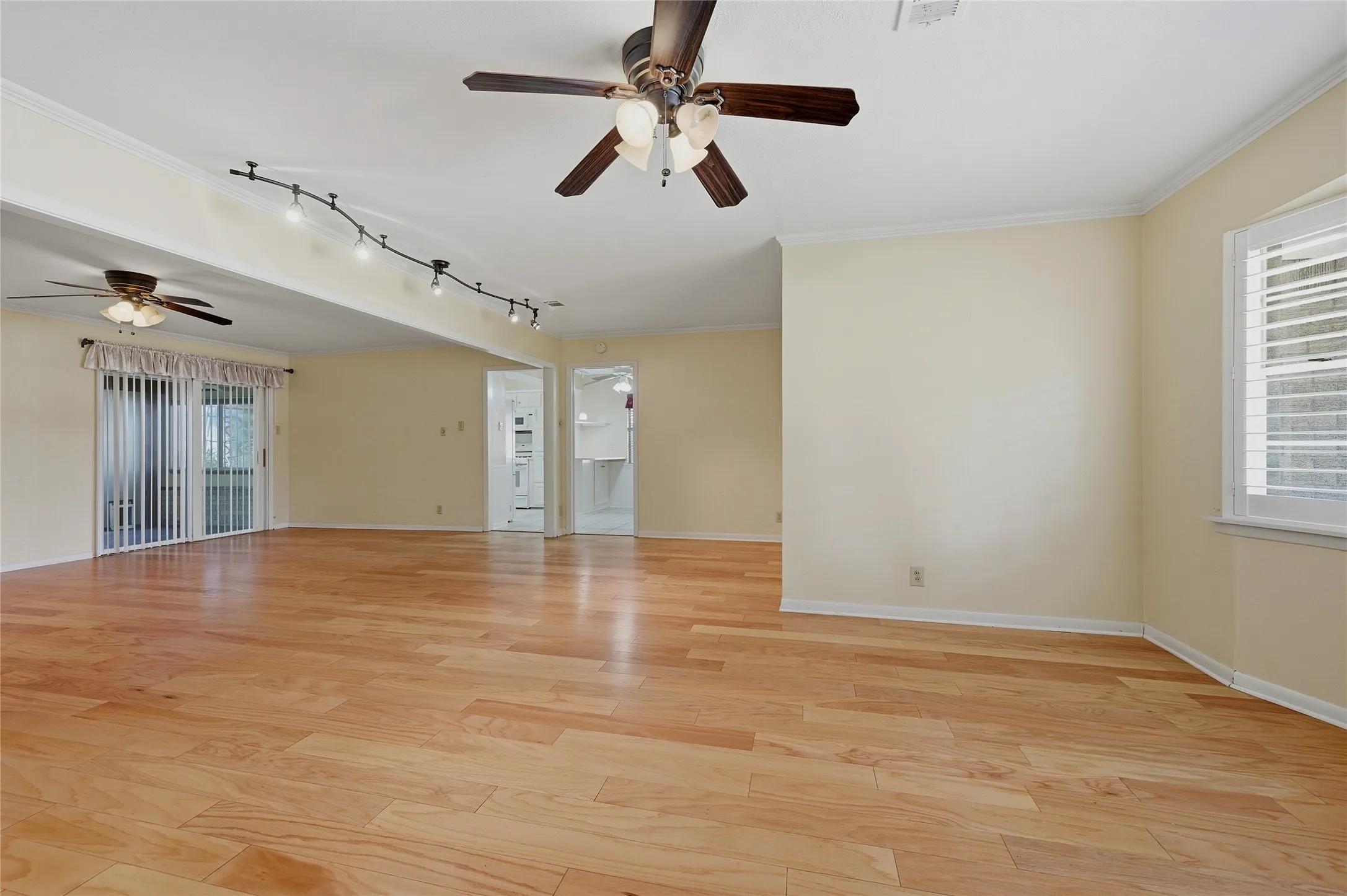 Single Family Residence For Sale in Grayson County , 1712 Oakhill Drive, Sherman, Texas 75092, 3 Bedroom, 2 Bathroom, 2 Garage spaces, 2,019 Sqft, built in 1968, mls#21313776, Real Estate Agent in Sherman, Homes For Sale in Grayson county, Homes For Sale in Sherman, Realtor in Sherman Texas, Real Estate Brokerage Independent Realty Texas, Luminita Cordes Realtor