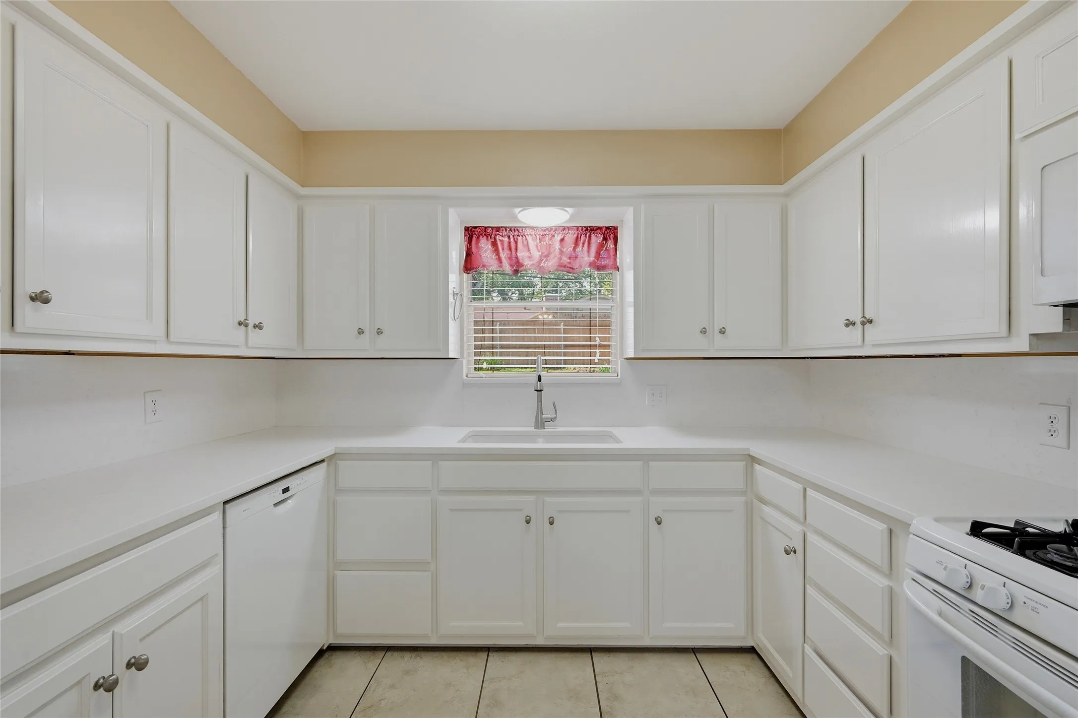 Single Family Residence For Sale in Grayson County , 1712 Oakhill Drive, Sherman, Texas 75092, 3 Bedroom, 2 Bathroom, 2 Garage spaces, 2,019 Sqft, built in 1968, mls#21313776, Real Estate Agent in Sherman, Homes For Sale in Grayson county, Homes For Sale in Sherman, Realtor in Sherman Texas, Real Estate Brokerage Independent Realty Texas, Luminita Cordes Realtor