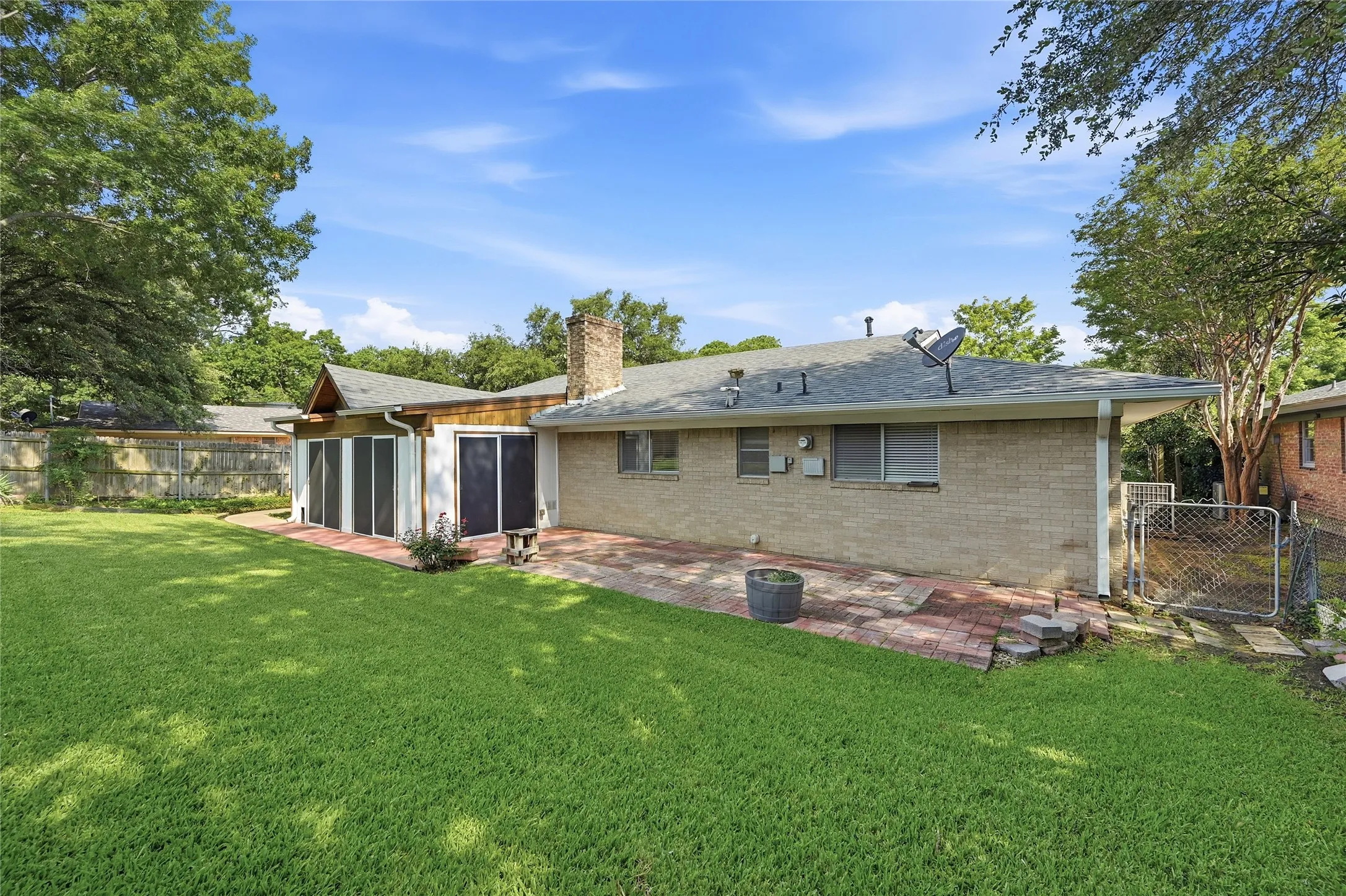 Single Family Residence For Sale in Grayson County , 1712 Oakhill Drive, Sherman, Texas 75092, 3 Bedroom, 2 Bathroom, 2 Garage spaces, 2,019 Sqft, built in 1968, mls#21313776, Real Estate Agent in Sherman, Homes For Sale in Grayson county, Homes For Sale in Sherman, Realtor in Sherman Texas, Real Estate Brokerage Independent Realty Texas, Luminita Cordes Realtor