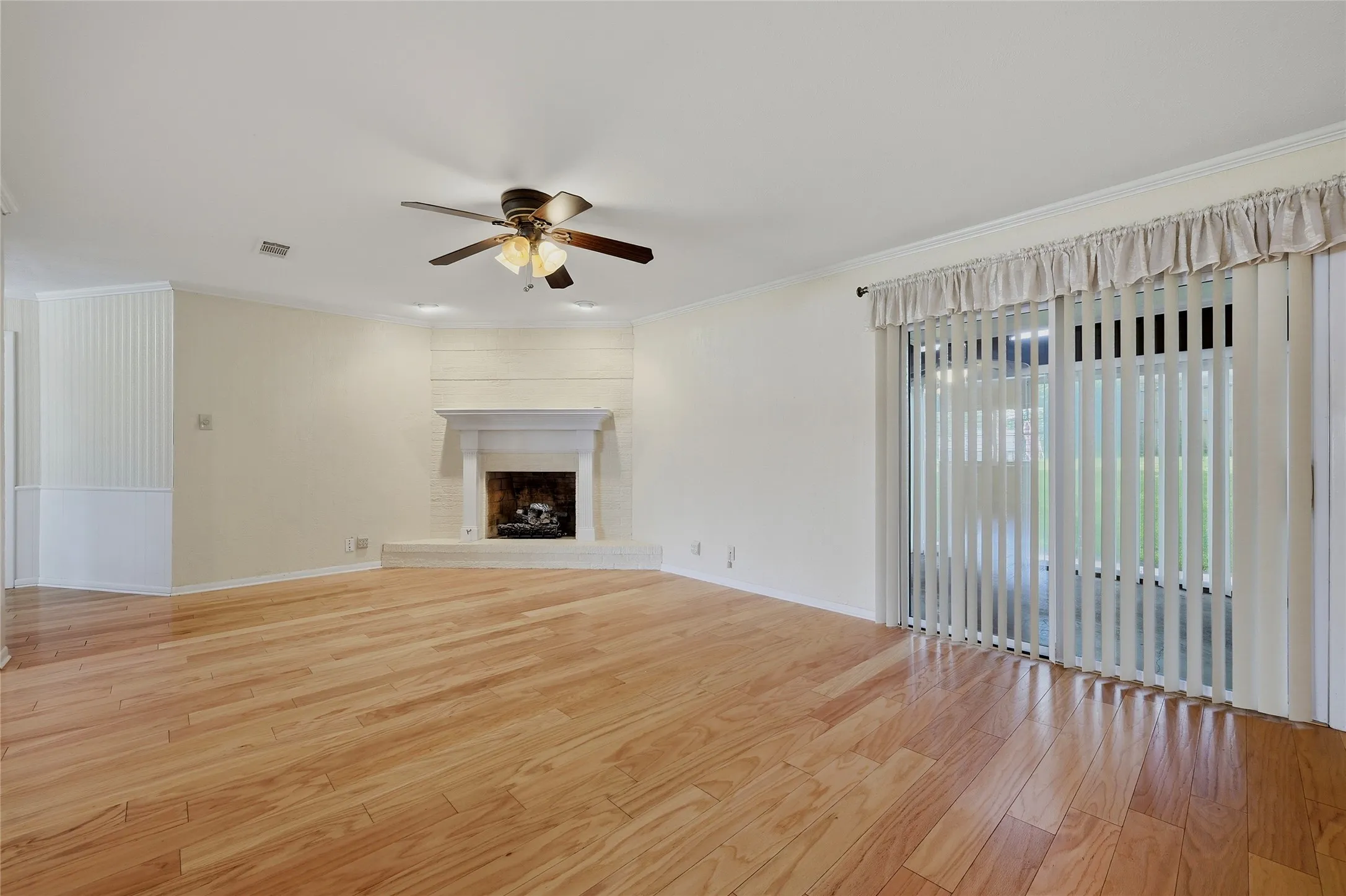 Single Family Residence For Sale in Grayson County , 1712 Oakhill Drive, Sherman, Texas 75092, 3 Bedroom, 2 Bathroom, 2 Garage spaces, 2,019 Sqft, built in 1968, mls#21313776, Real Estate Agent in Sherman, Homes For Sale in Grayson county, Homes For Sale in Sherman, Realtor in Sherman Texas, Real Estate Brokerage Independent Realty Texas, Luminita Cordes Realtor