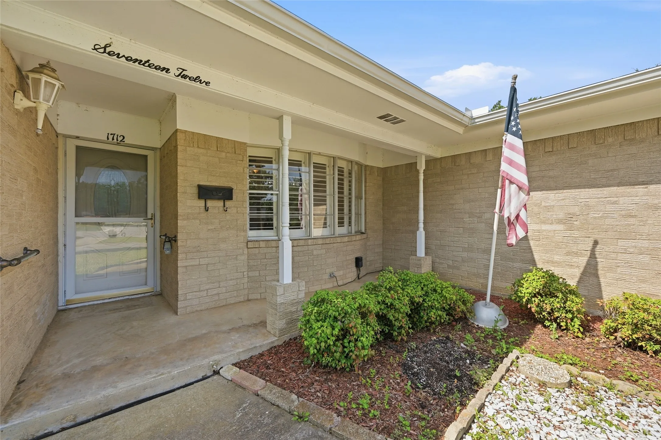 Single Family Residence For Sale in Grayson County , 1712 Oakhill Drive, Sherman, Texas 75092, 3 Bedroom, 2 Bathroom, 2 Garage spaces, 2,019 Sqft, built in 1968, mls#21313776, Real Estate Agent in Sherman, Homes For Sale in Grayson county, Homes For Sale in Sherman, Realtor in Sherman Texas, Real Estate Brokerage Independent Realty Texas, Luminita Cordes Realtor